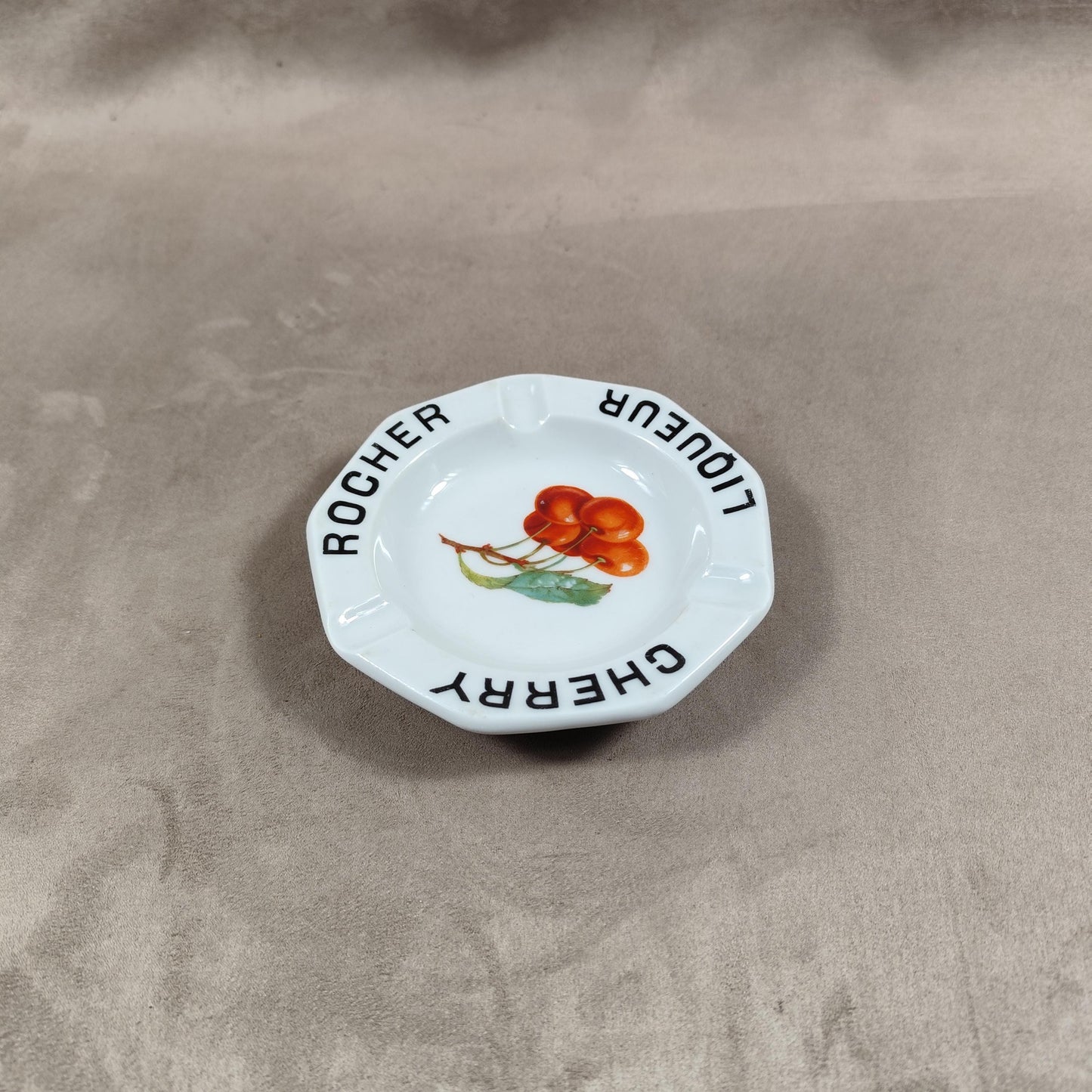Cendrier publicitaire en porcelaine de Limoges Cherry Rocher Liqueur vintage Made in France