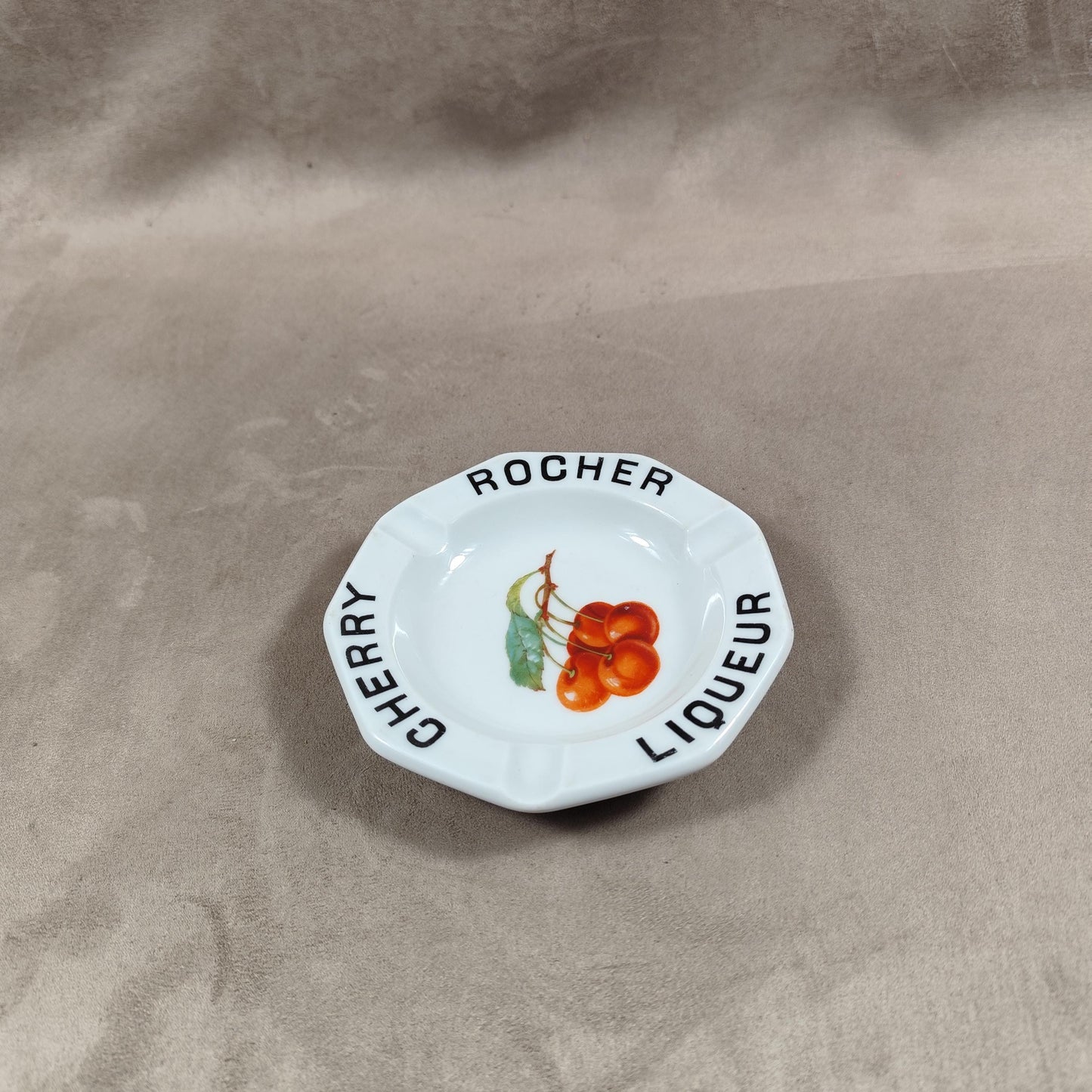 Cendrier publicitaire en porcelaine de Limoges Cherry Rocher Liqueur vintage Made in France