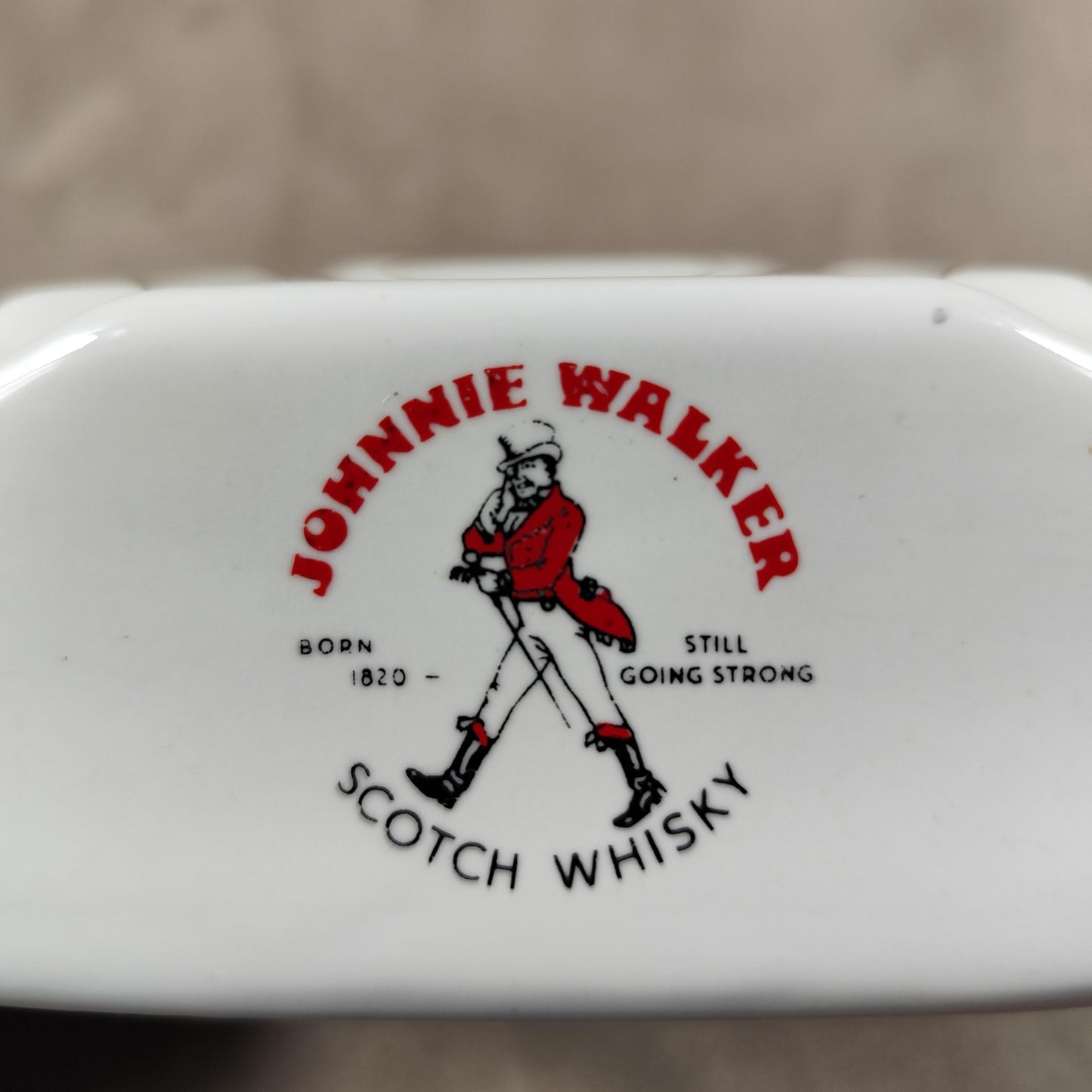 Cendrier publicitaire vintage Johnnie Walker en faience par Moulins des Loups 1960