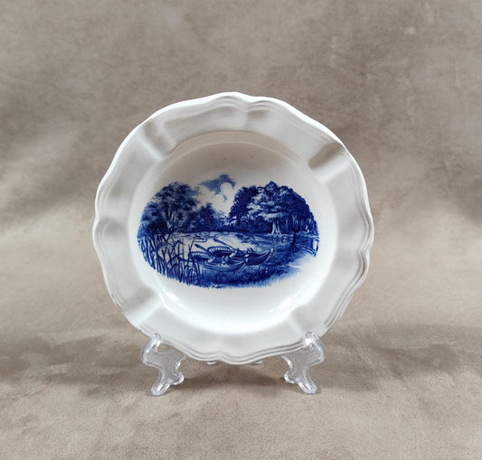 Cendrier Sarreguemines à décor de paysage ligne Romantic en faience blanche et bleu vintage Made in France