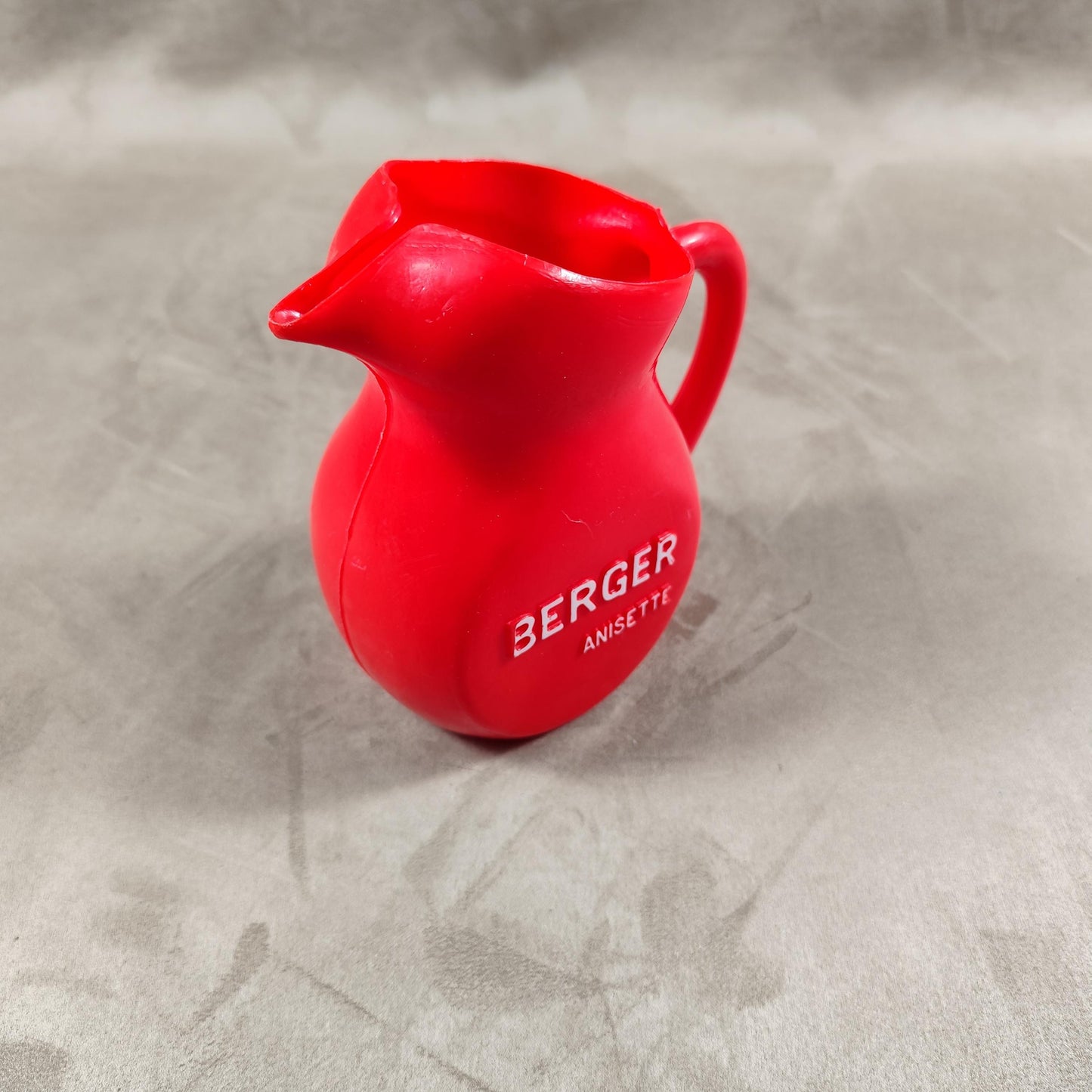 Cruche à eau Berger en plastique rouge Made in France Vintage 1970