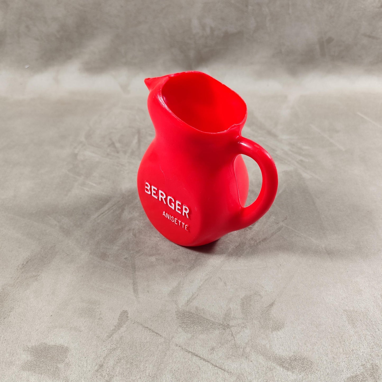 Cruche à eau Berger en plastique rouge Made in France Vintage 1970