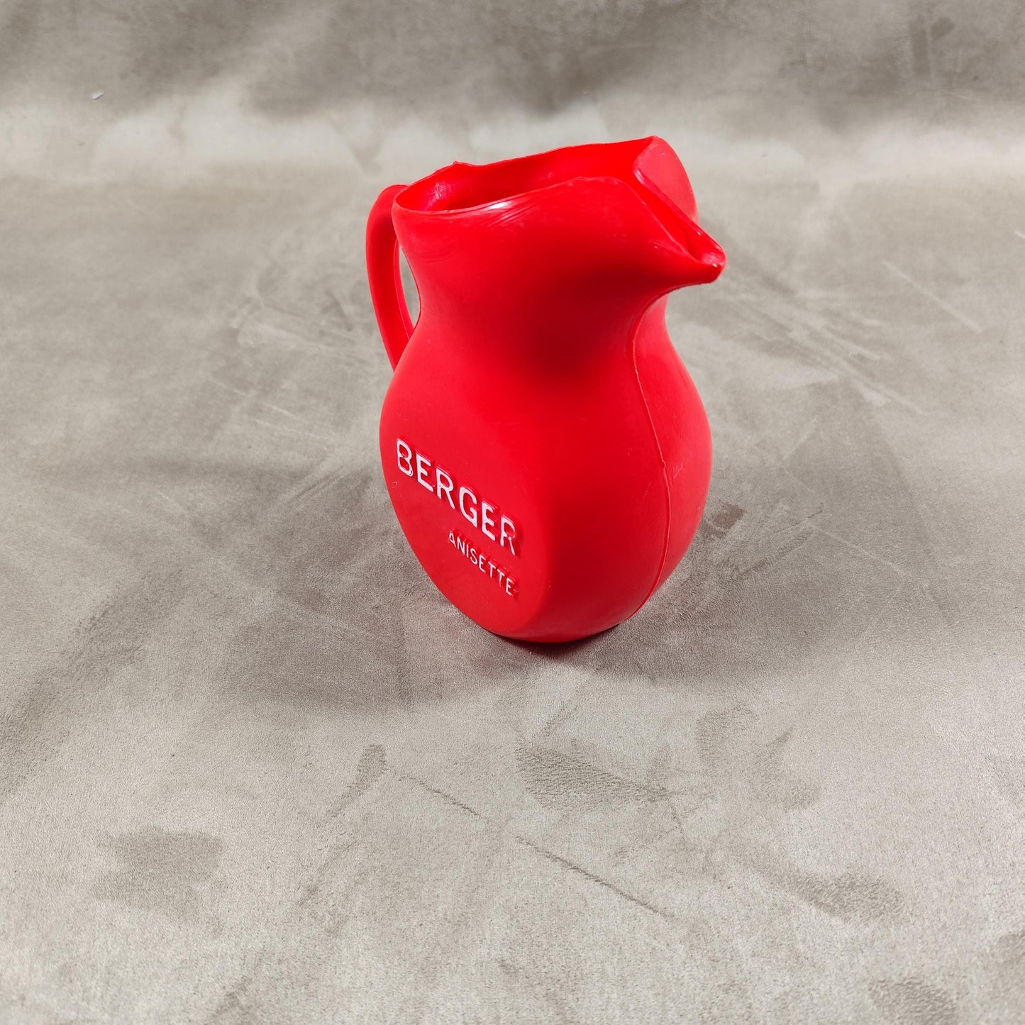 Cruche à eau Berger en plastique rouge Made in France Vintage 1970