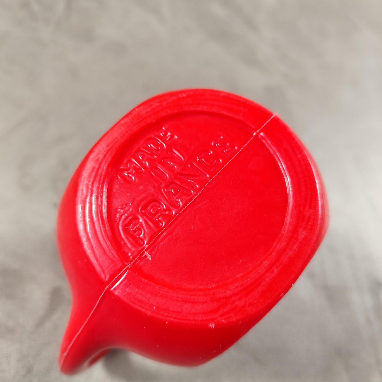 Cruche à eau Berger en plastique rouge Made in France Vintage 1970