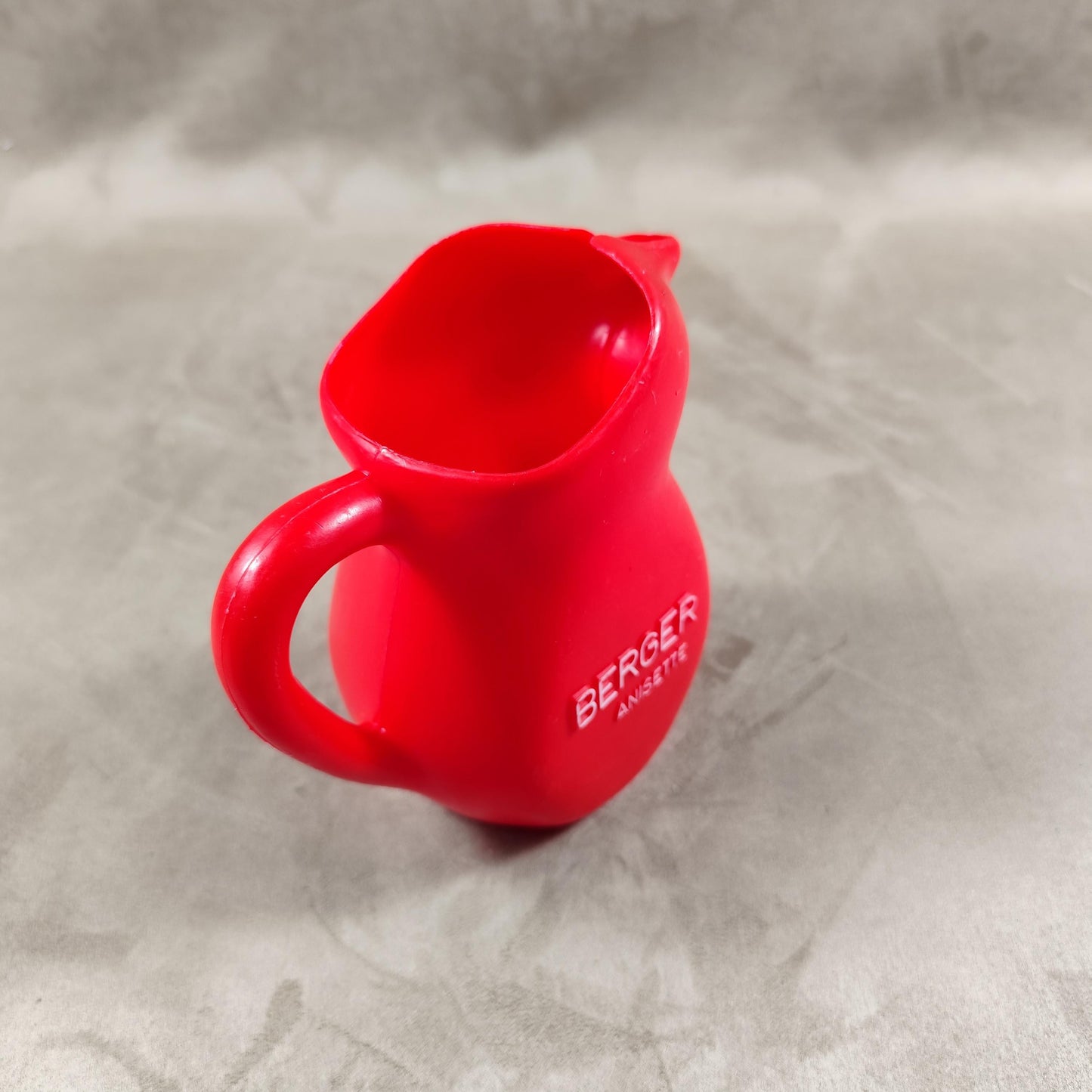 Cruche à eau Berger en plastique rouge Made in France Vintage 1970