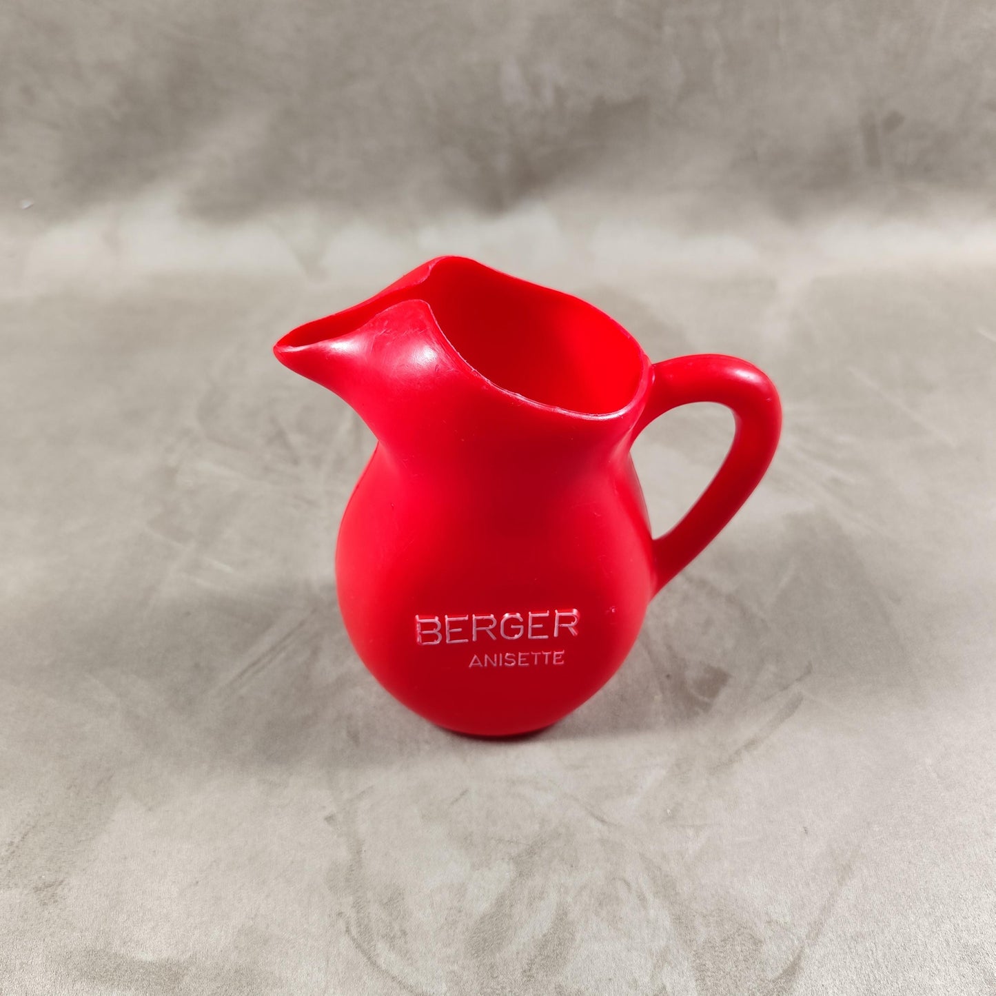 Cruche à eau Berger en plastique rouge Made in France Vintage 1970