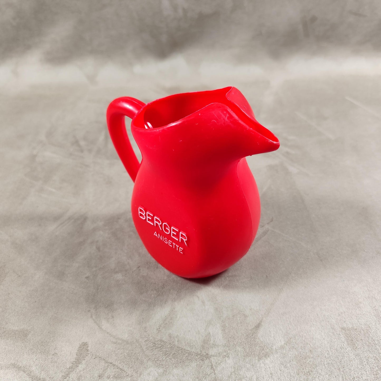 Cruche à eau Berger en plastique rouge Made in France Vintage 1970