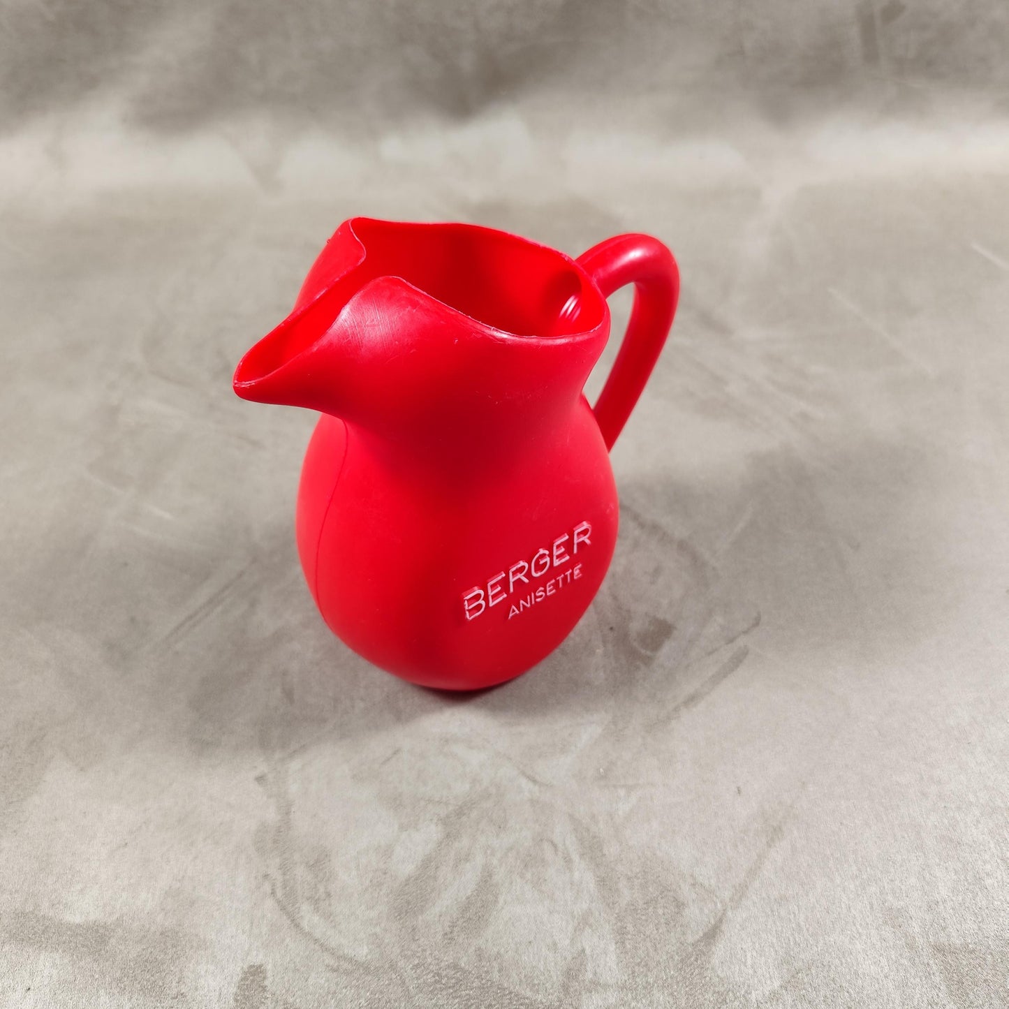 Cruche à eau Berger en plastique rouge Made in France Vintage 1970