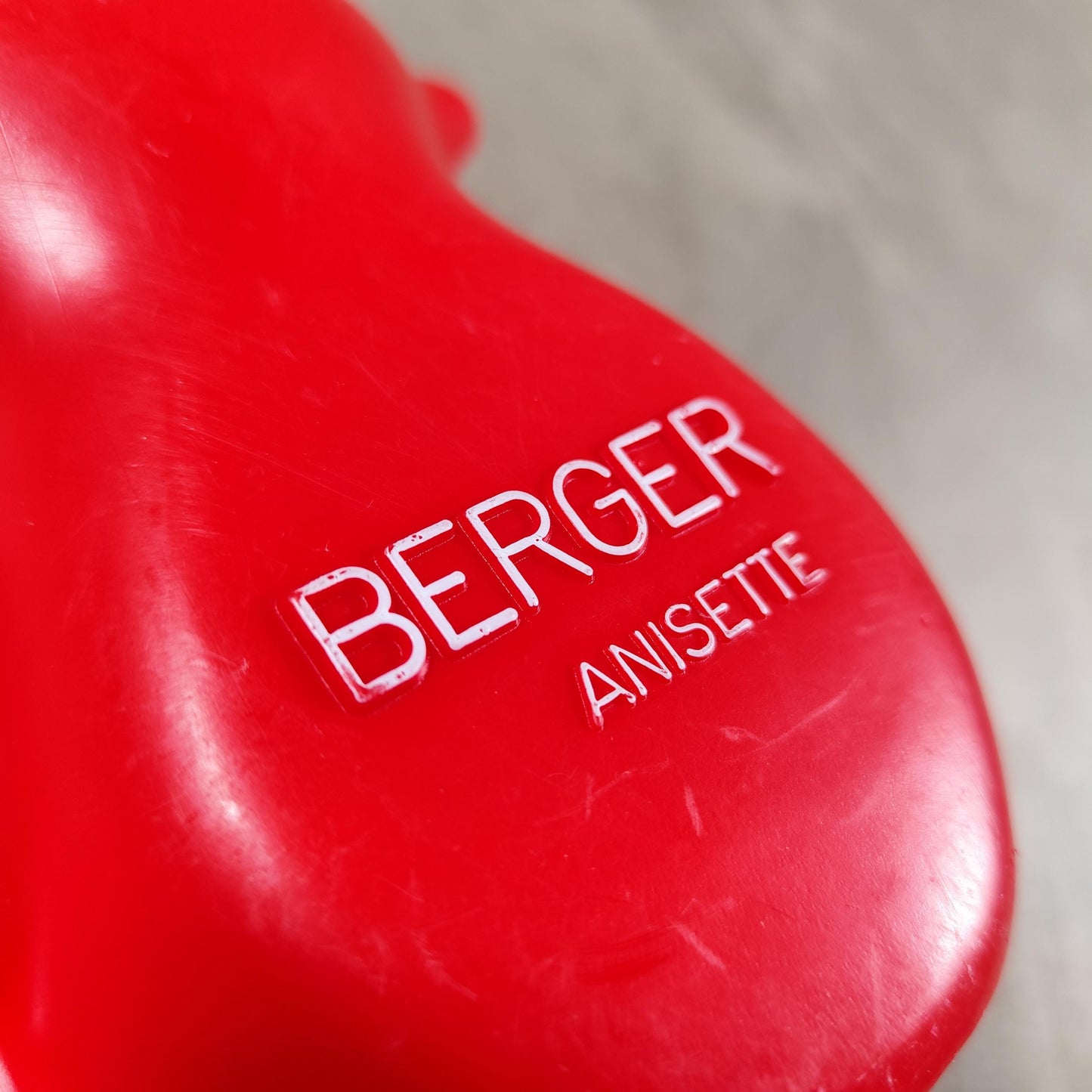 Cruche à eau Berger en plastique rouge Made in France Vintage 1970