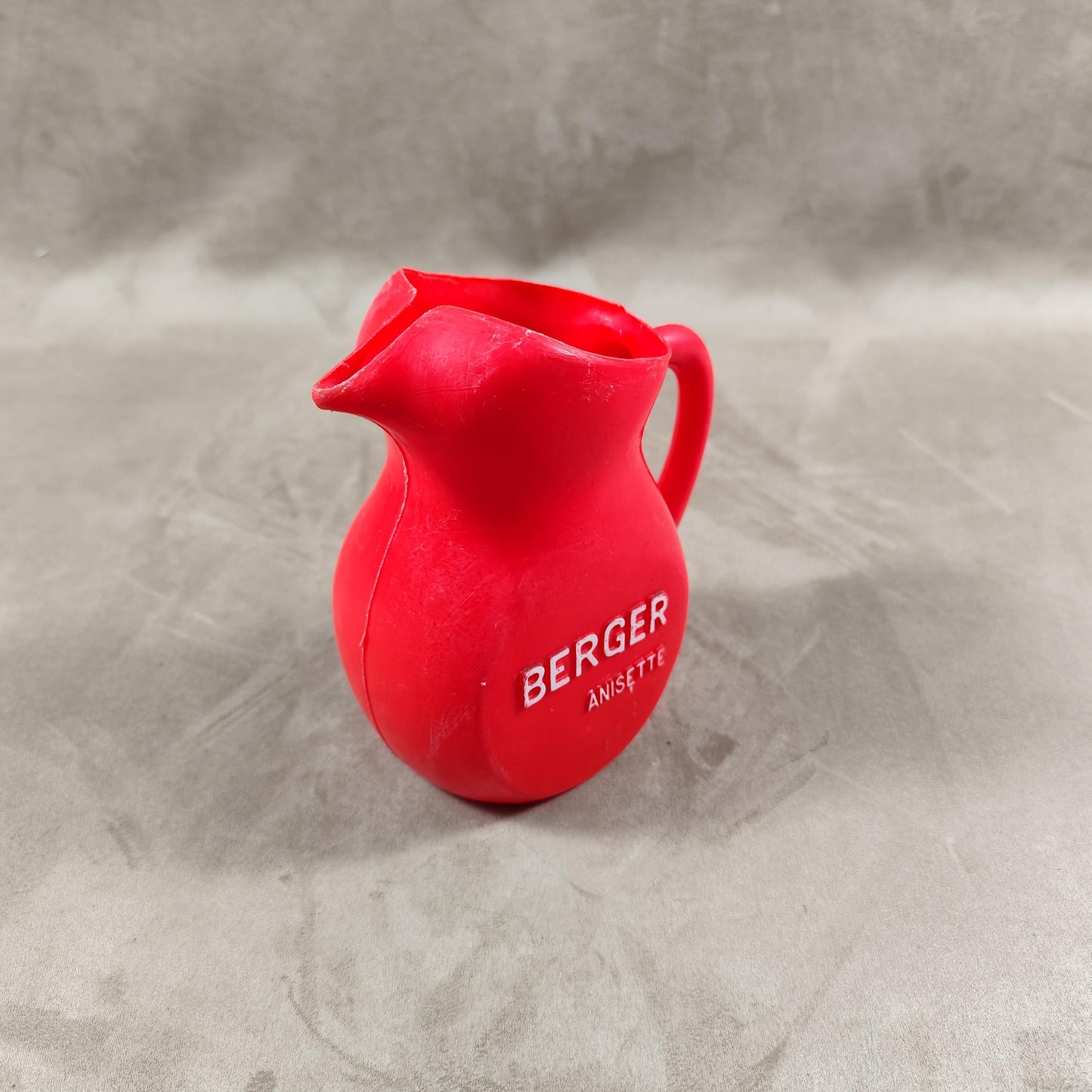 Cruche à eau Berger en plastique rouge Made in France Vintage 1970