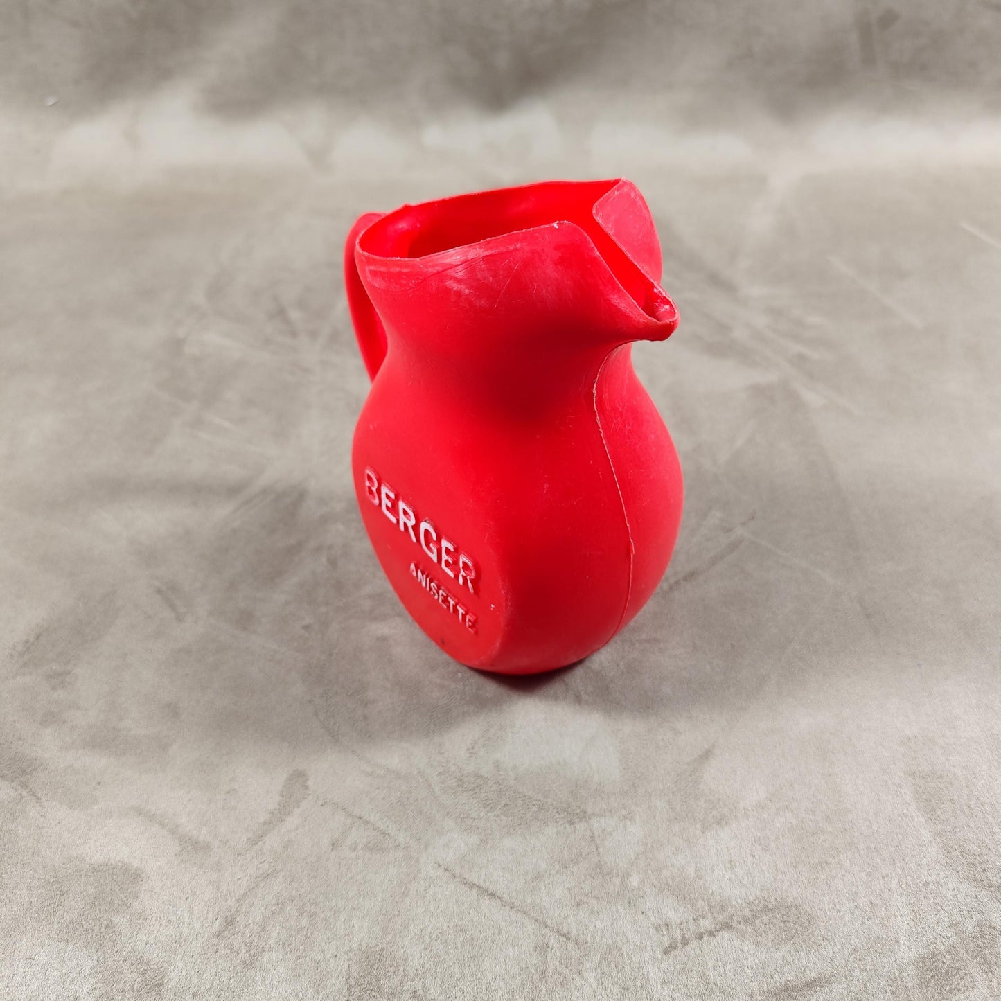 Cruche à eau Berger en plastique rouge Made in France Vintage 1970