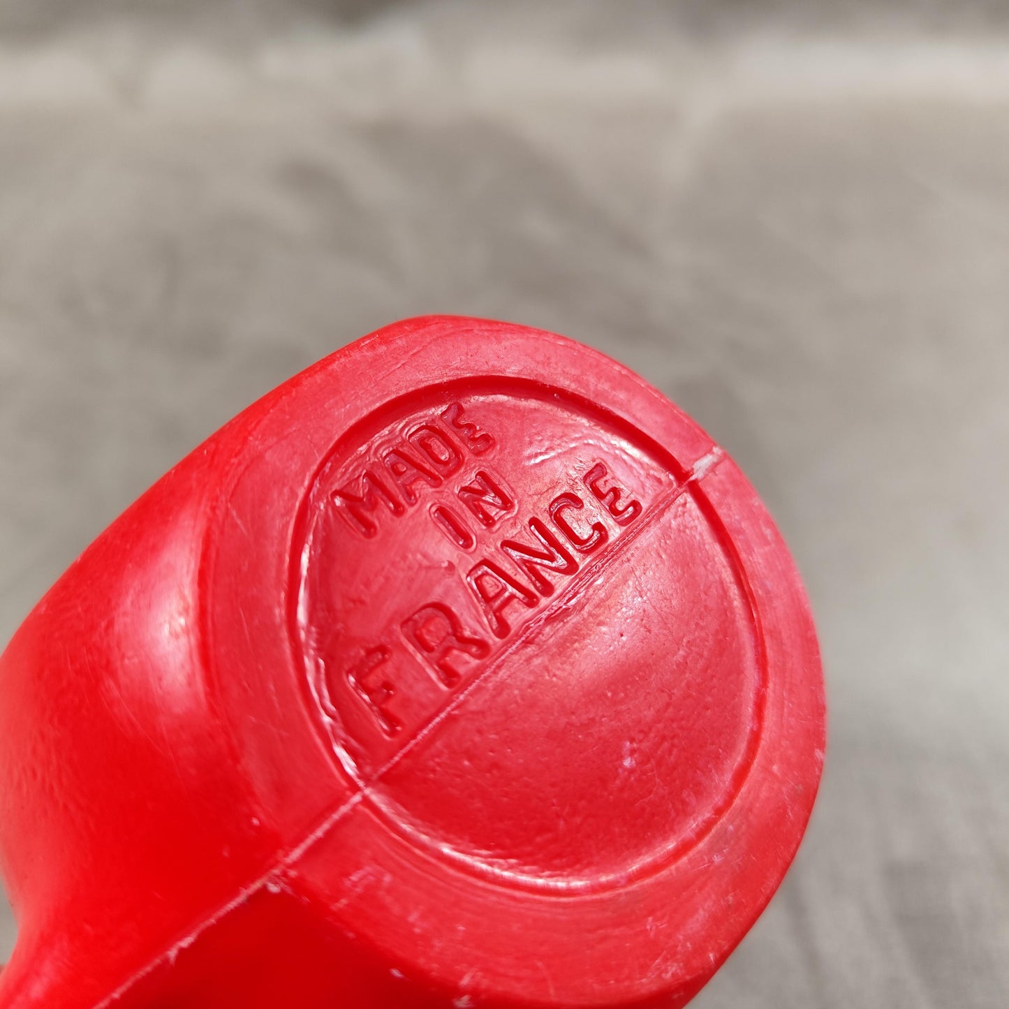 Cruche à eau Berger en plastique rouge Made in France Vintage 1970