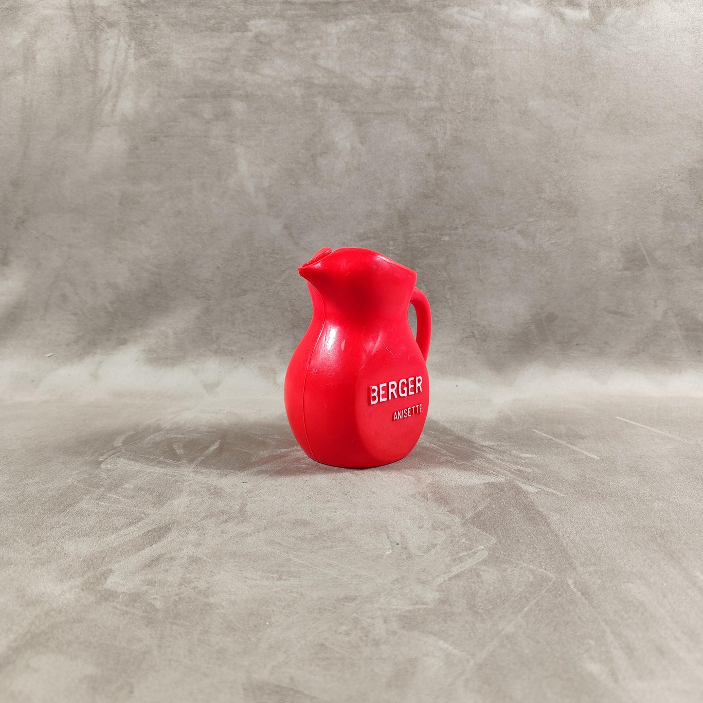 Cruche à eau Berger en plastique rouge Made in France Vintage 1970