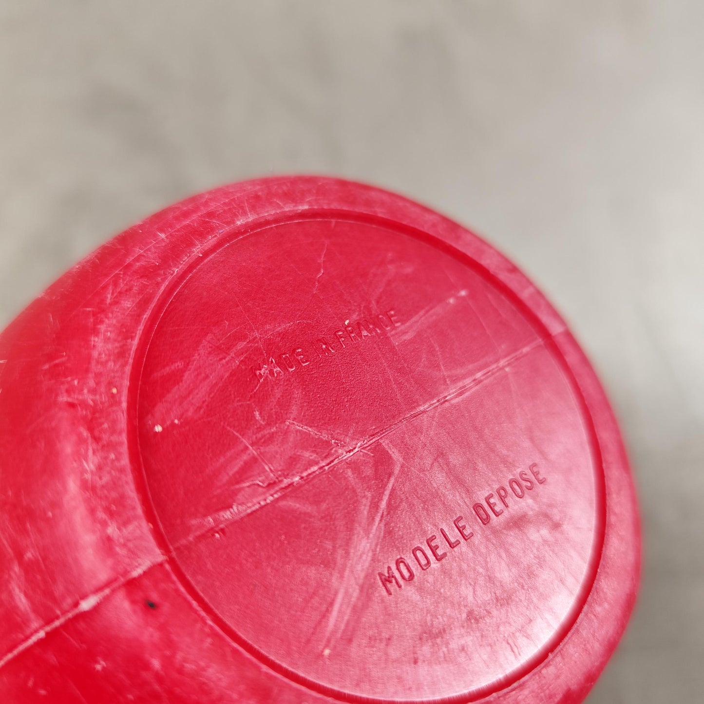 Cruche à eau Berger en plastique rouge Made in France Vintage 1970