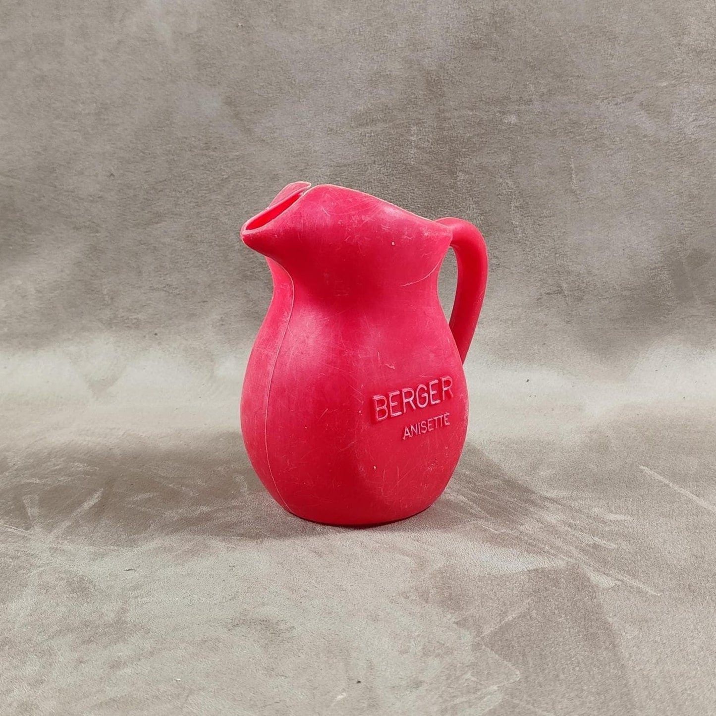 Cruche à eau Berger en plastique rouge Made in France Vintage 1970