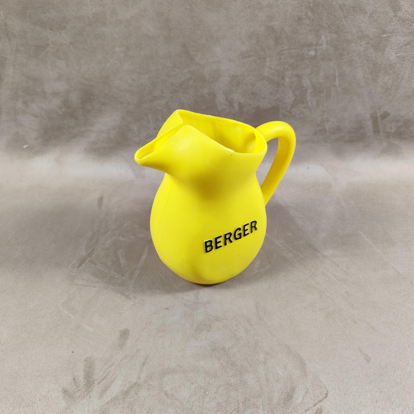 Cruche à eau Berger en plastique jaune Made in France Vintage 1970