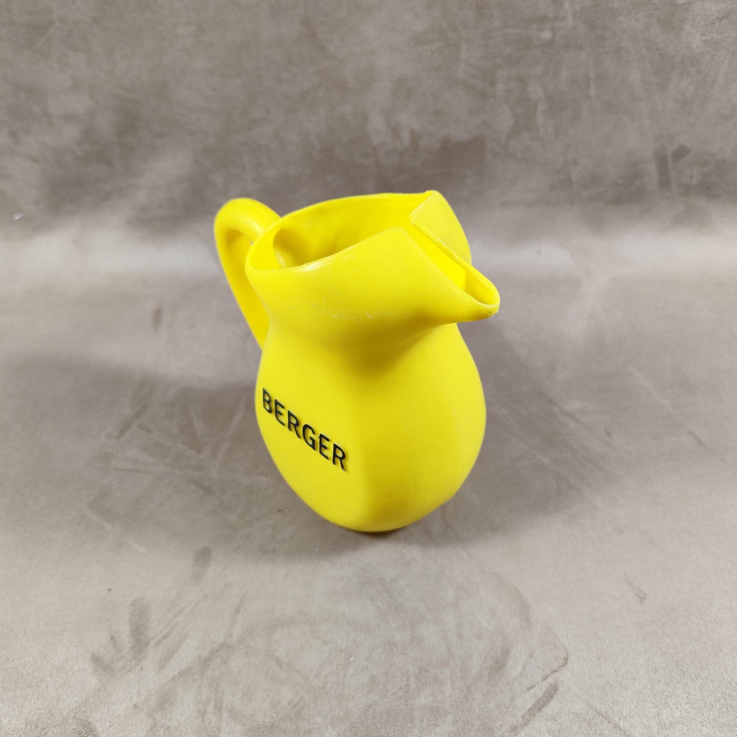 Cruche à eau Berger en plastique jaune Made in France Vintage 1970