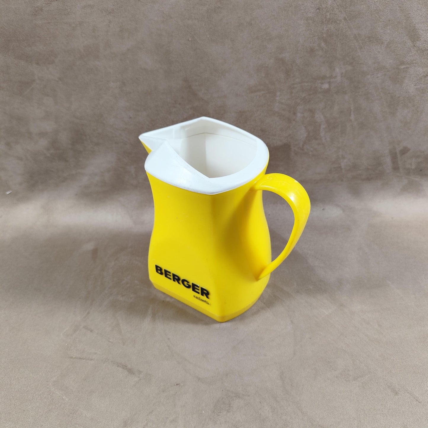 Cruche à eau Berger en plastique jaune Made in France Vintage 1970