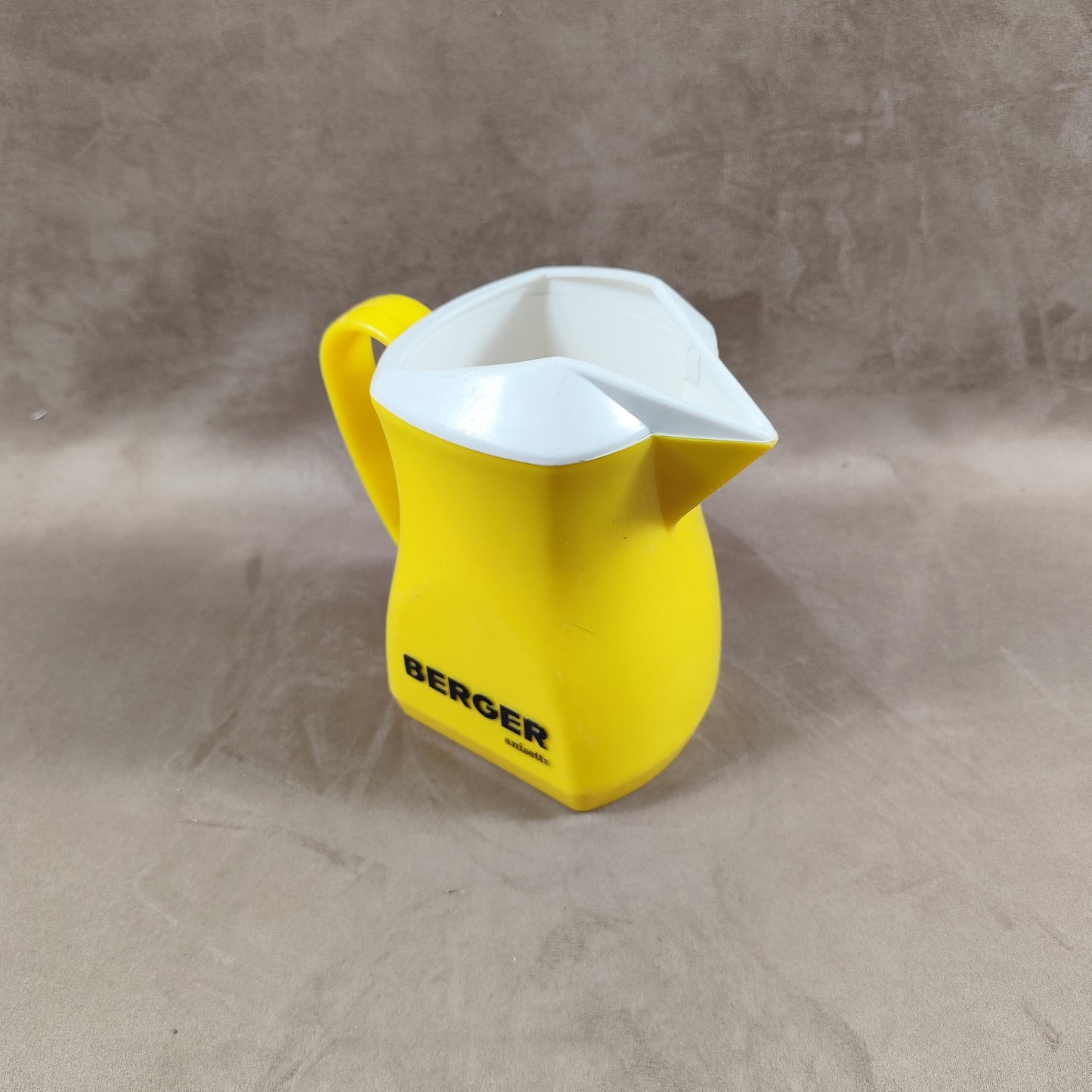 Cruche à eau Berger en plastique jaune Made in France Vintage 1970