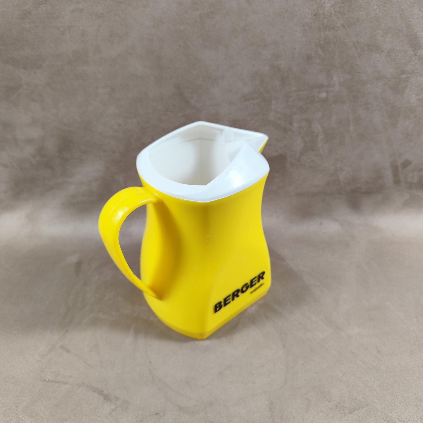 Cruche à eau Berger en plastique jaune Made in France Vintage 1970