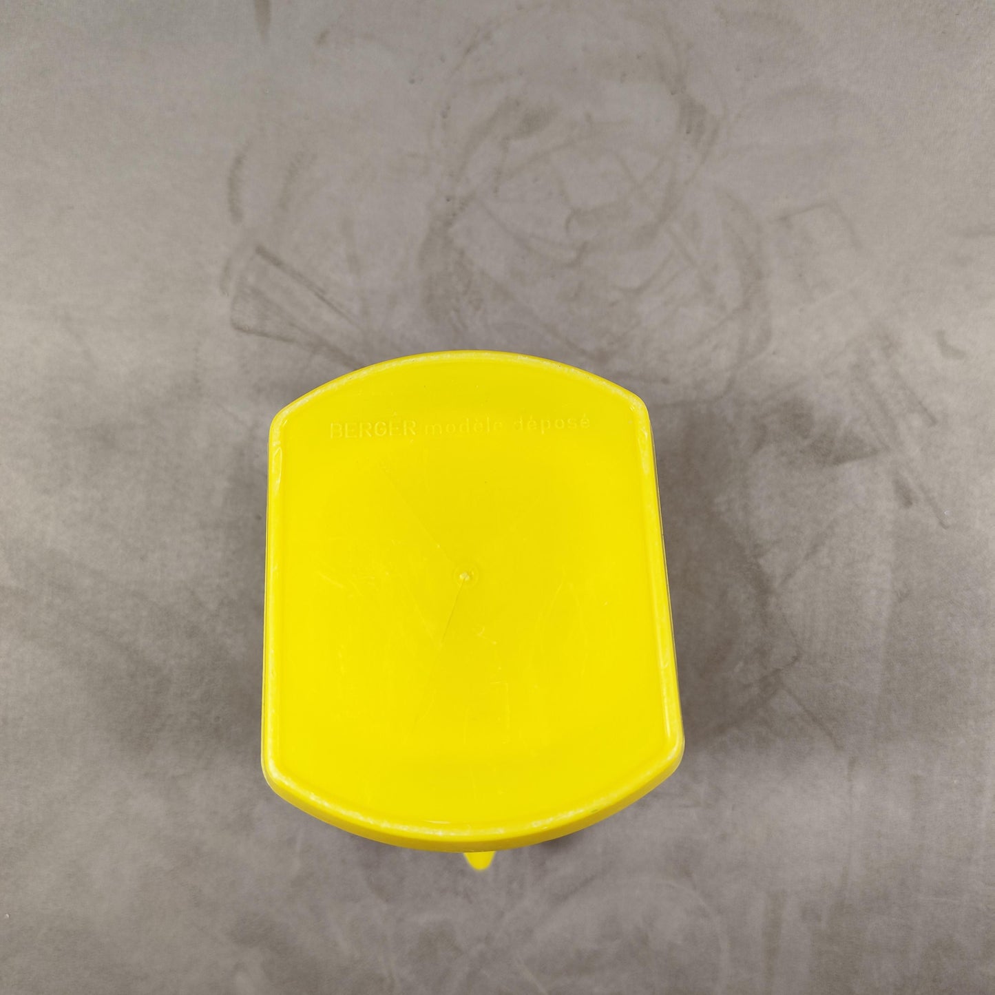 Cruche à eau Berger en plastique jaune Made in France Vintage 1970