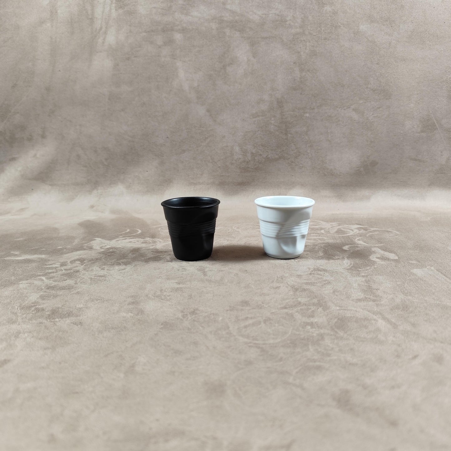 Lot de 2 gobelet Froissé REVOL en céramique blanche et noir, Made in France, Vintage 2000