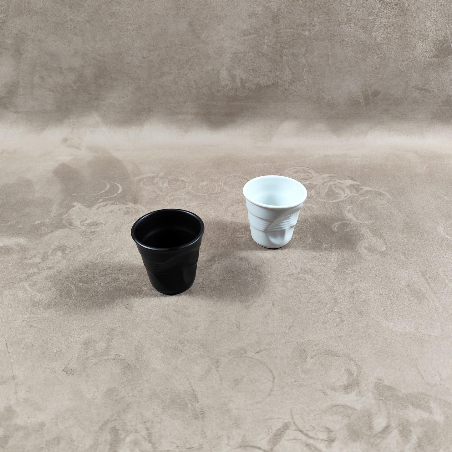 Lot de 2 gobelet Froissé REVOL en céramique blanche et noir, Made in France, Vintage 2000