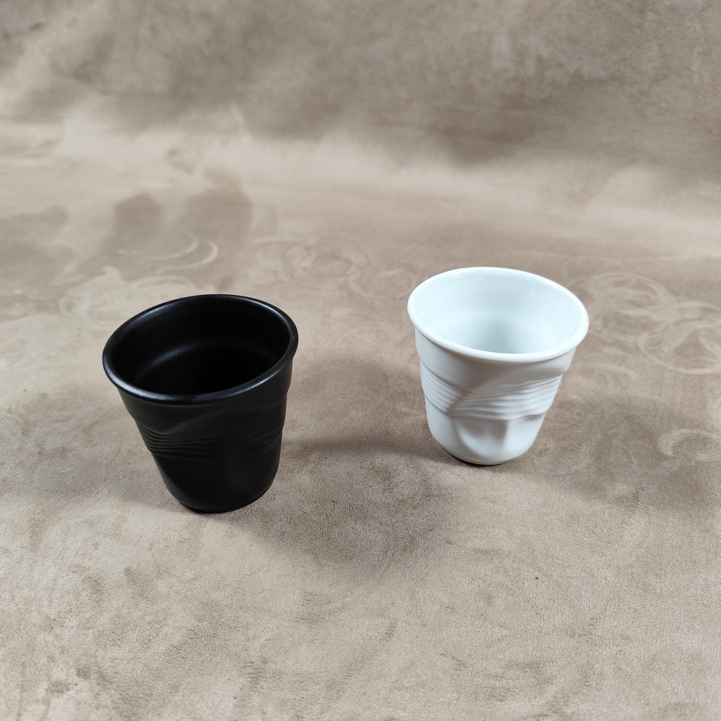 Lot de 2 gobelet Froissé REVOL en céramique blanche et noir, Made in France, Vintage 2000