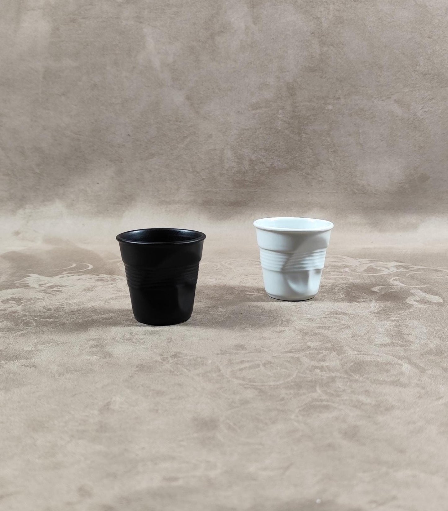 Lot de 2 gobelet Froissé REVOL en céramique blanche et noir, Made in France, Vintage 2000