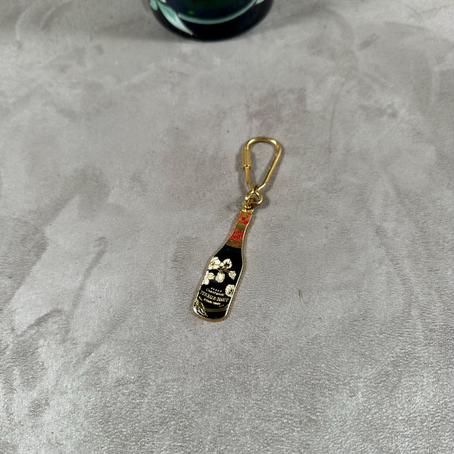 RARE Porte clés Perrier Jouet en métal à décor de bouteille de champagne  Made in France Années 1960
