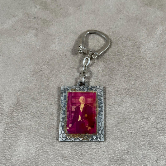 Porte clés vintage à décor du Général de Gaulle émaillée 1970