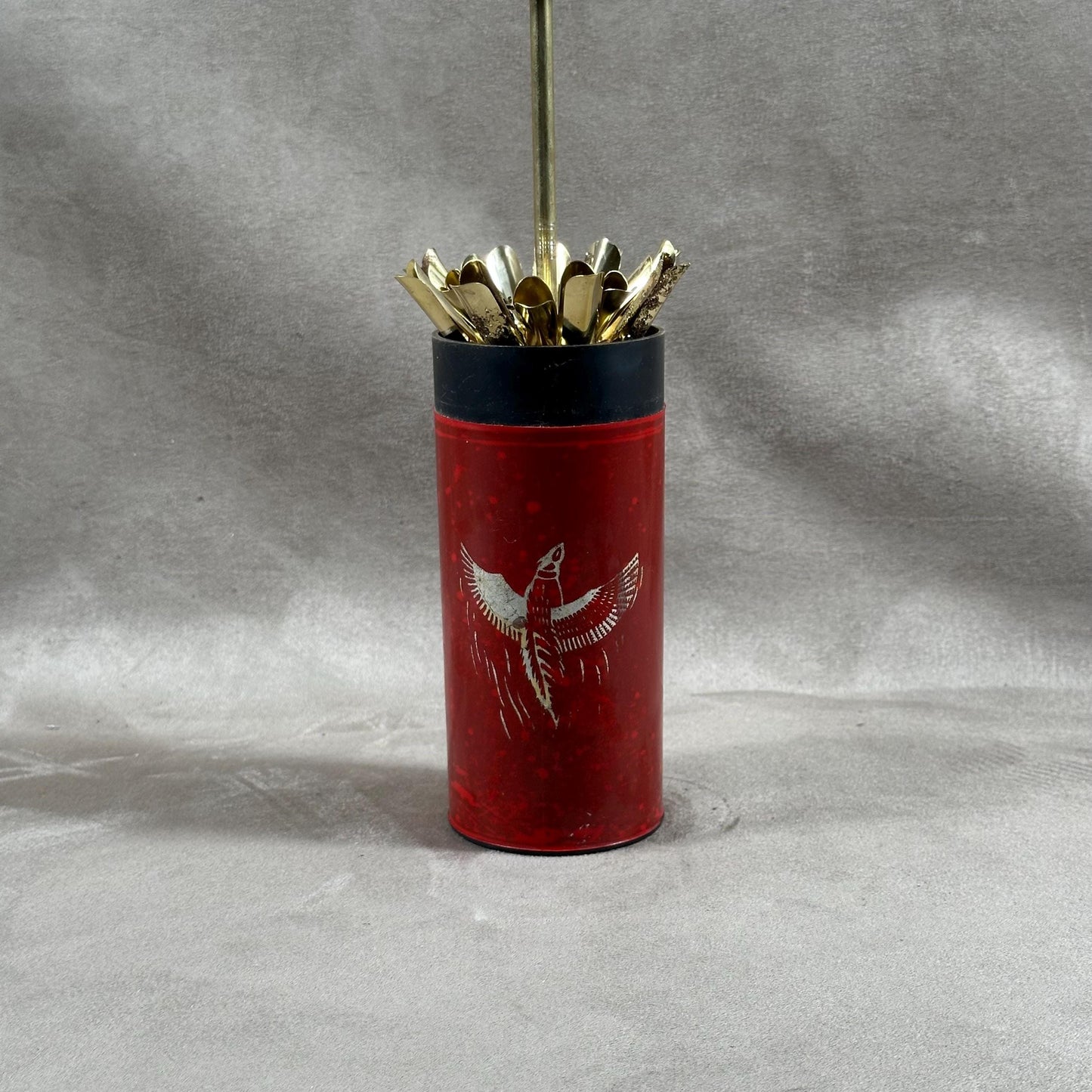 Distributeur de cigarette vintage en forme de cartouche de fusil  Circa 1950