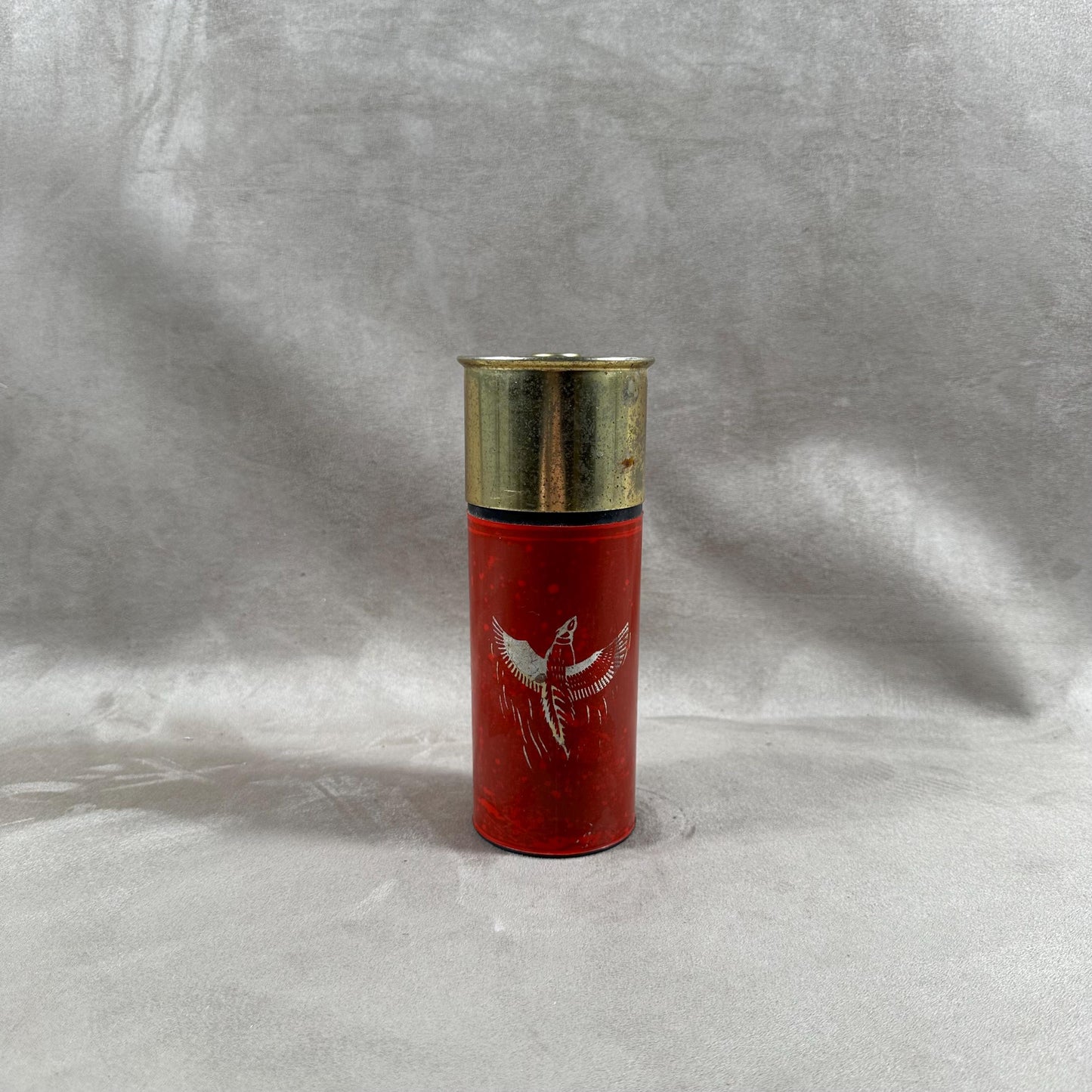 Distributeur de cigarette vintage en forme de cartouche de fusil  Circa 1950