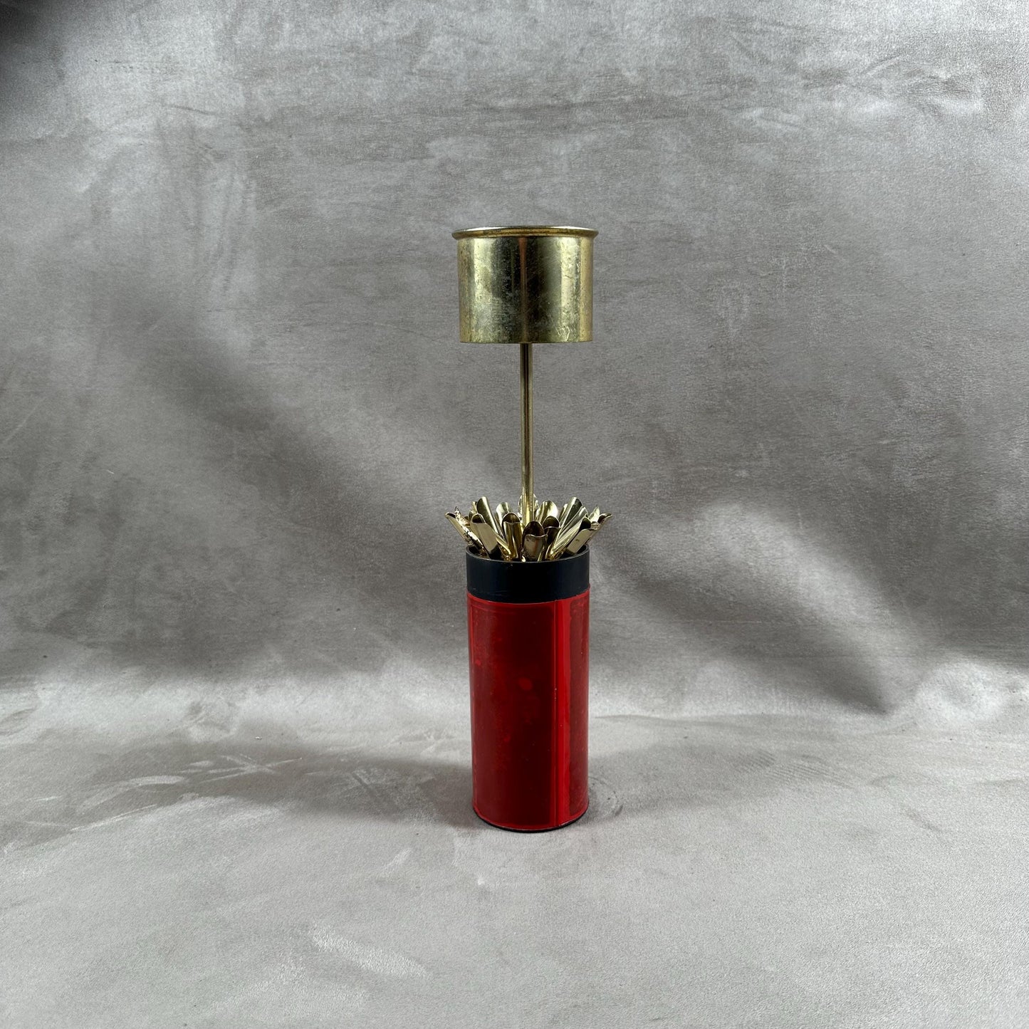 Distributeur de cigarette vintage en forme de cartouche de fusil  Circa 1950