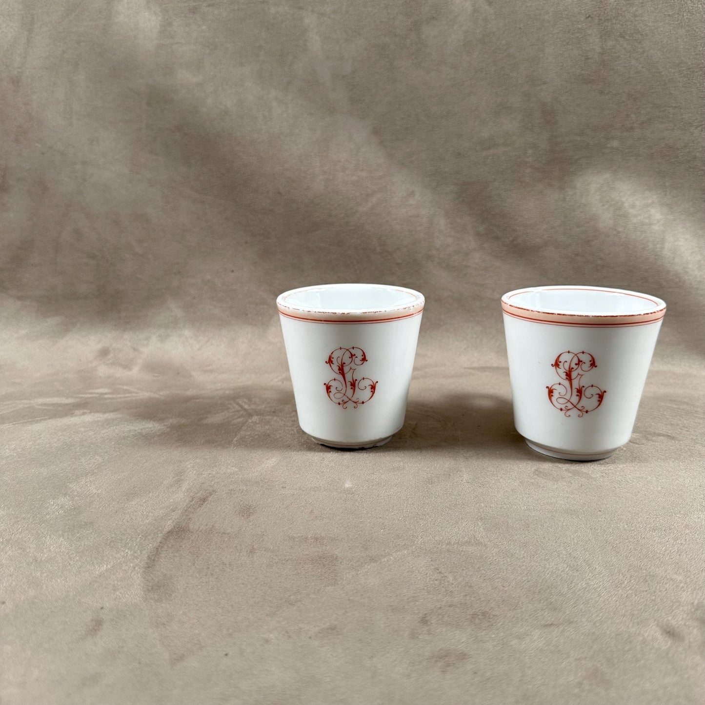 Lot de 2 Tasses Brulot ancienne en faience blanche monogrammée vintage Made in France Années 1920