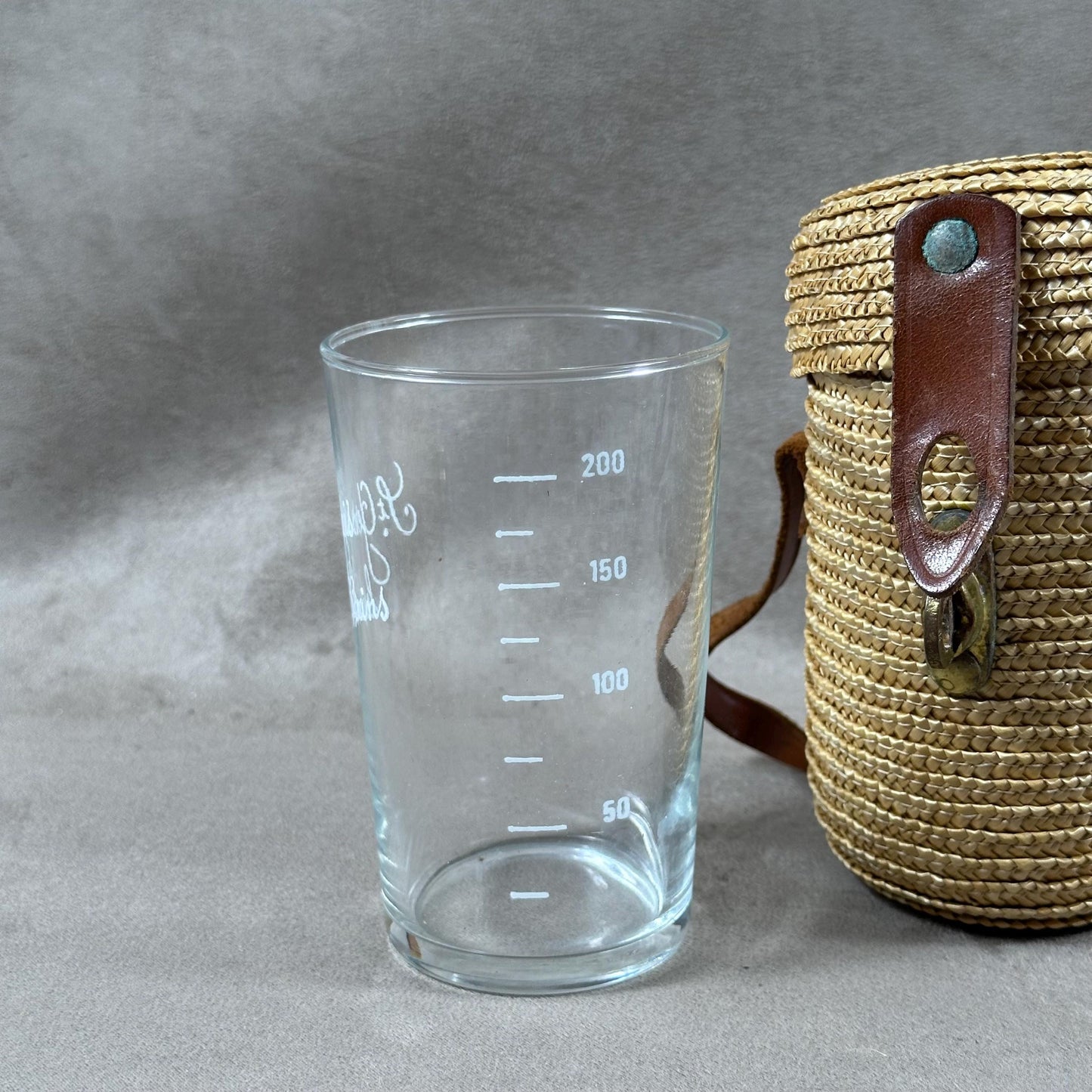 Verre à eau de curiste gravé St Gervais les Bains avec graduations dans son étui en paille tressée avec lanière en cuir Vintage 1950