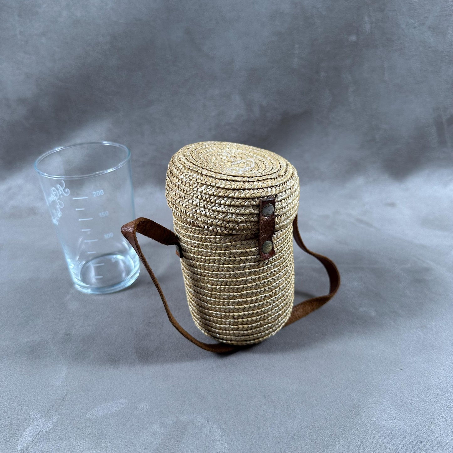Verre à eau de curiste gravé St Gervais les Bains avec graduations dans son étui en paille tressée avec lanière en cuir Vintage 1950