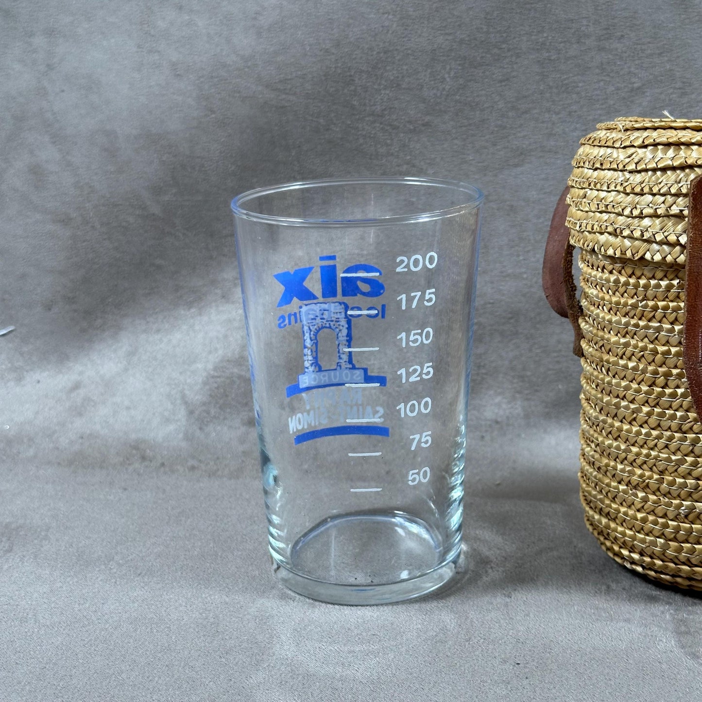 Verre à eau de curiste gravé Aix les Bains les Bains avec graduations dans son étui en paille tressée avec lanière en cuir Vintage 1950