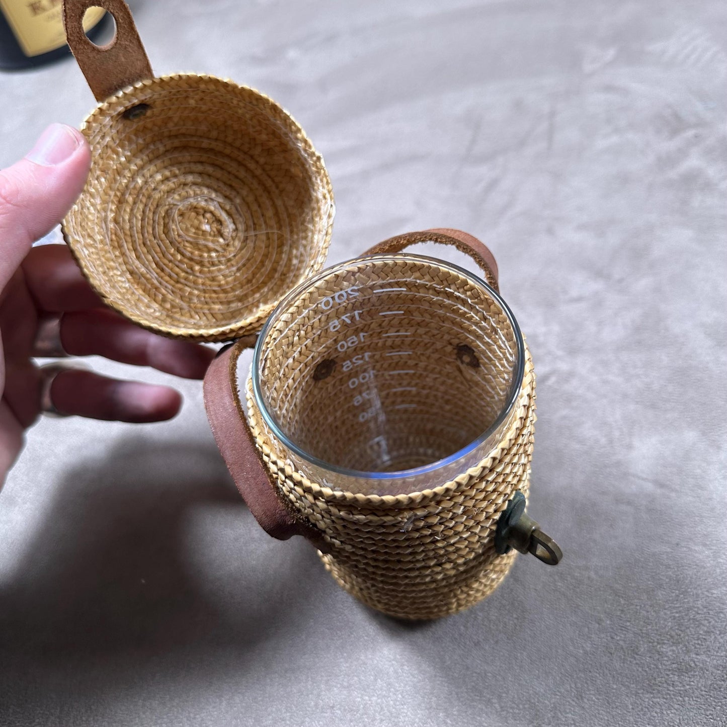 Verre à eau de curiste gravé Aix les Bains les Bains avec graduations dans son étui en paille tressée avec lanière en cuir Vintage 1950