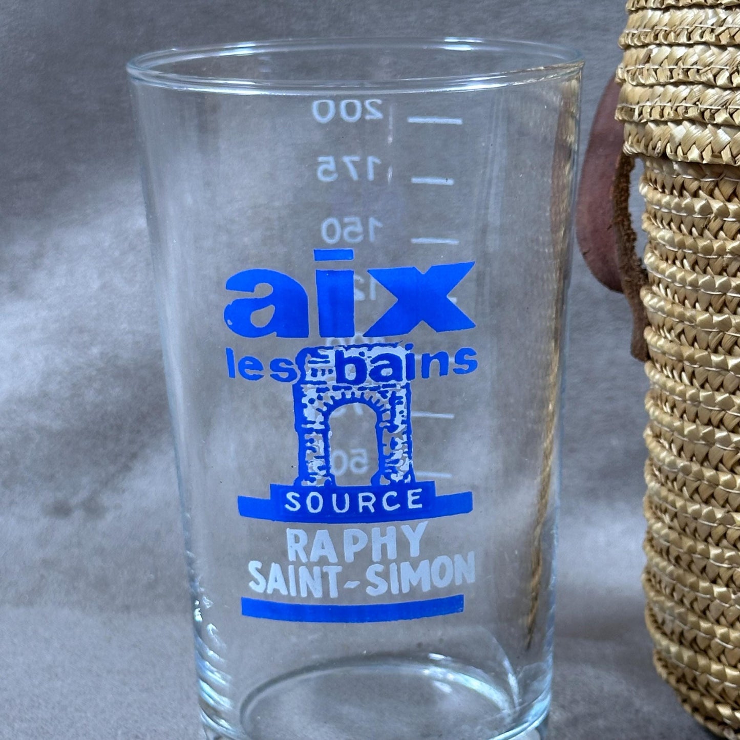 Verre à eau de curiste gravé Aix les Bains les Bains avec graduations dans son étui en paille tressée avec lanière en cuir Vintage 1950