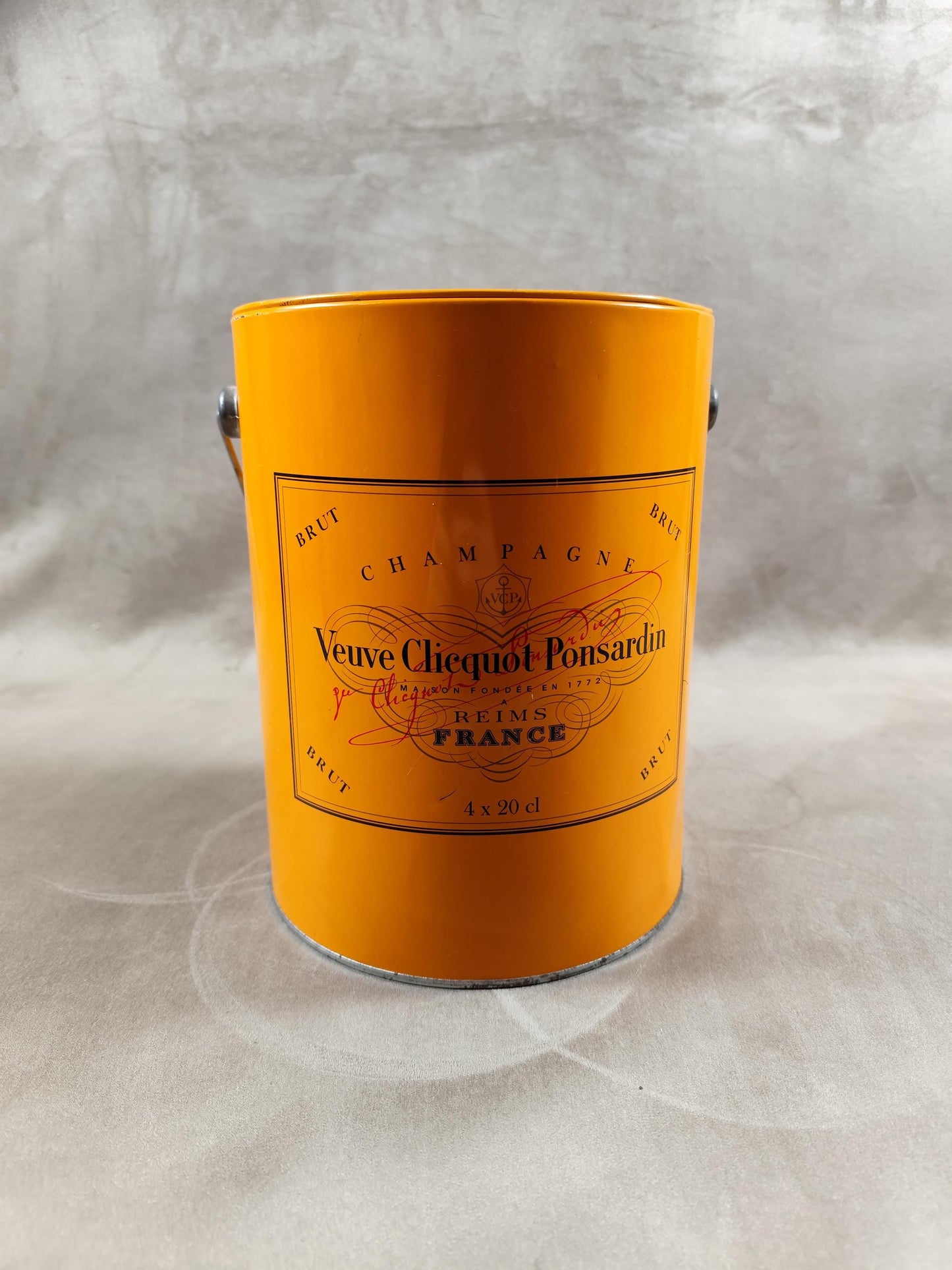 Boîte en forme de pot de peinture Veuve Clicquot en metal vintage Années 1990