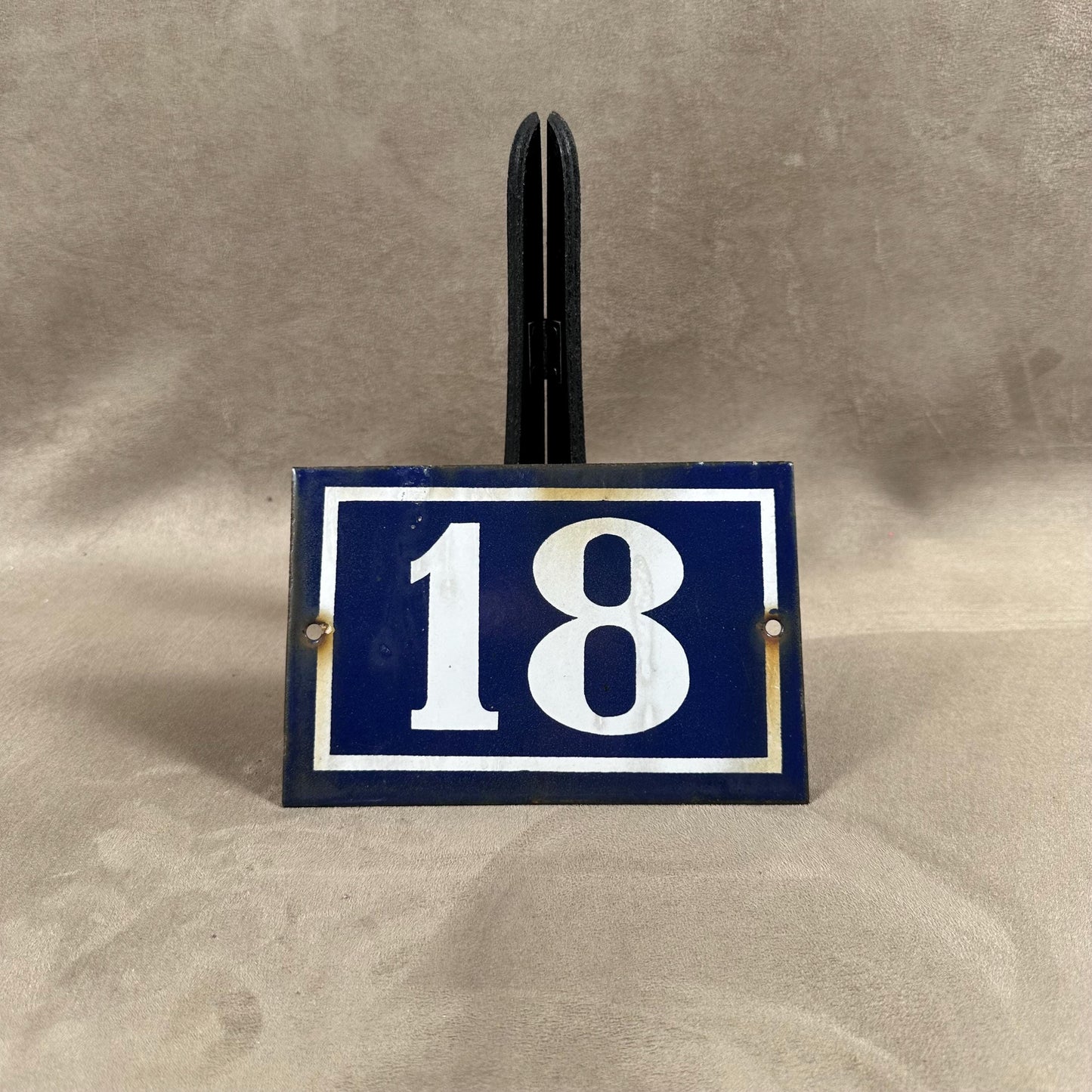 RARE Plaque de rue de ville Française Numéro 18 en tôle émaillée bleue, Made in France, Vintage 1950