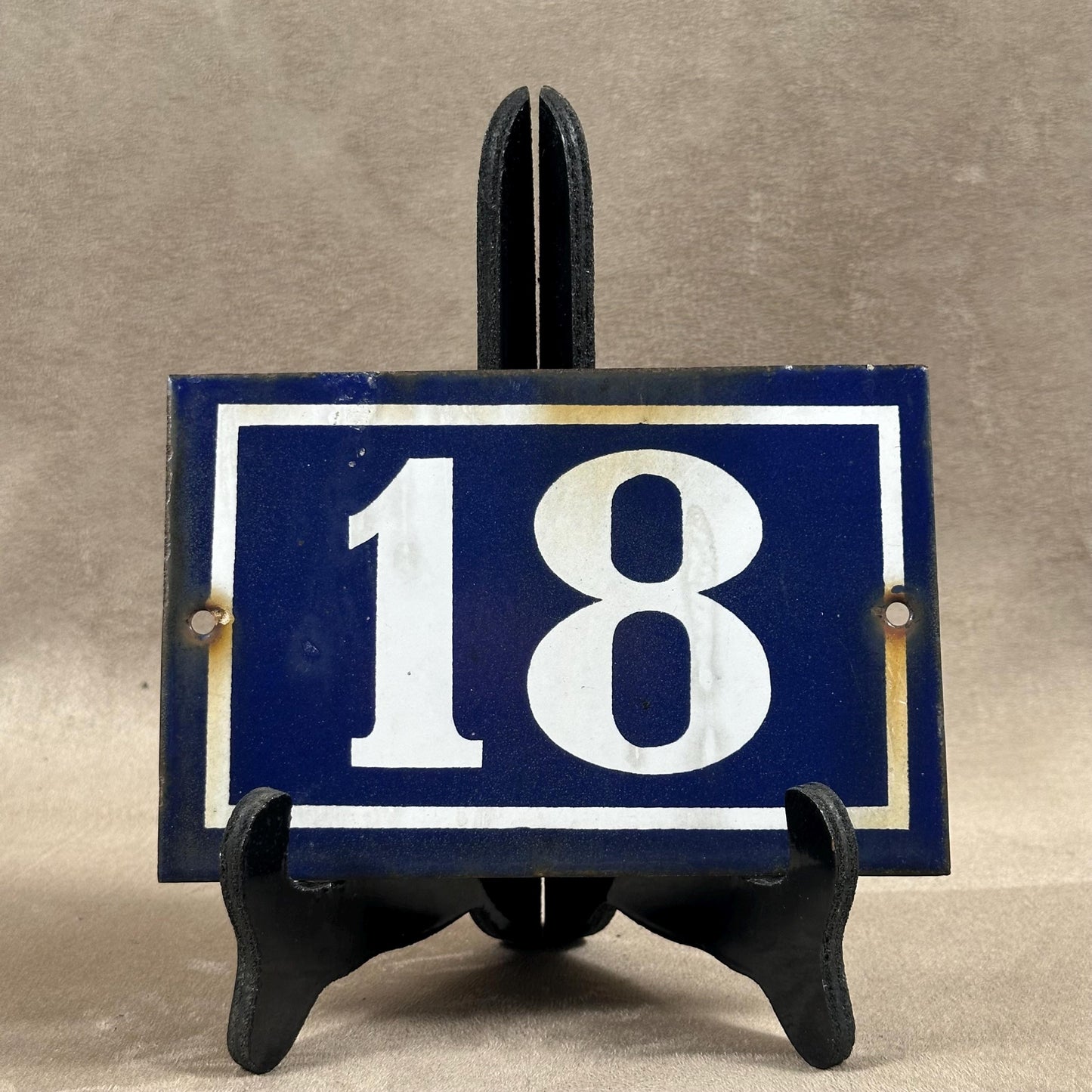 RARE Plaque de rue de ville Française Numéro 18 en tôle émaillée bleue, Made in France, Vintage 1950