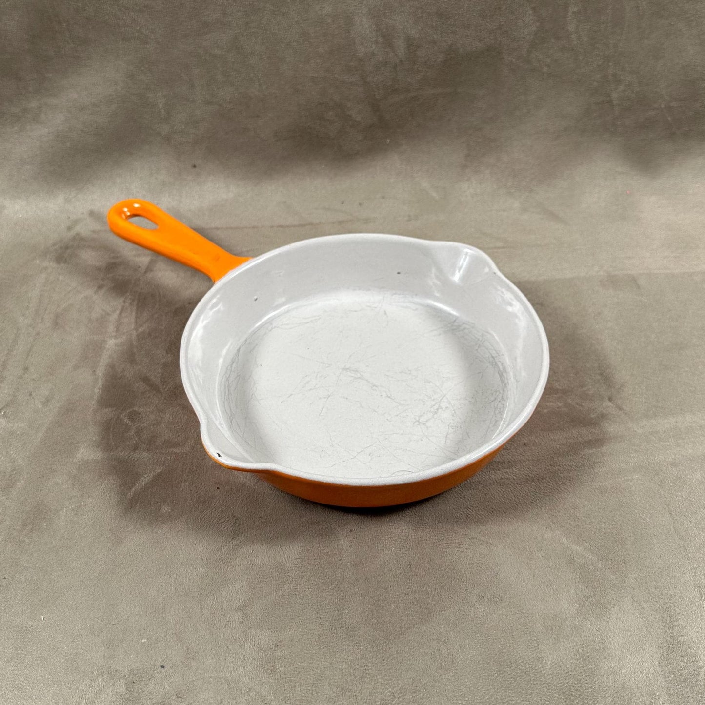 Skillet Le Creuset en fonte émaillée orange avec poignée vintage made in France