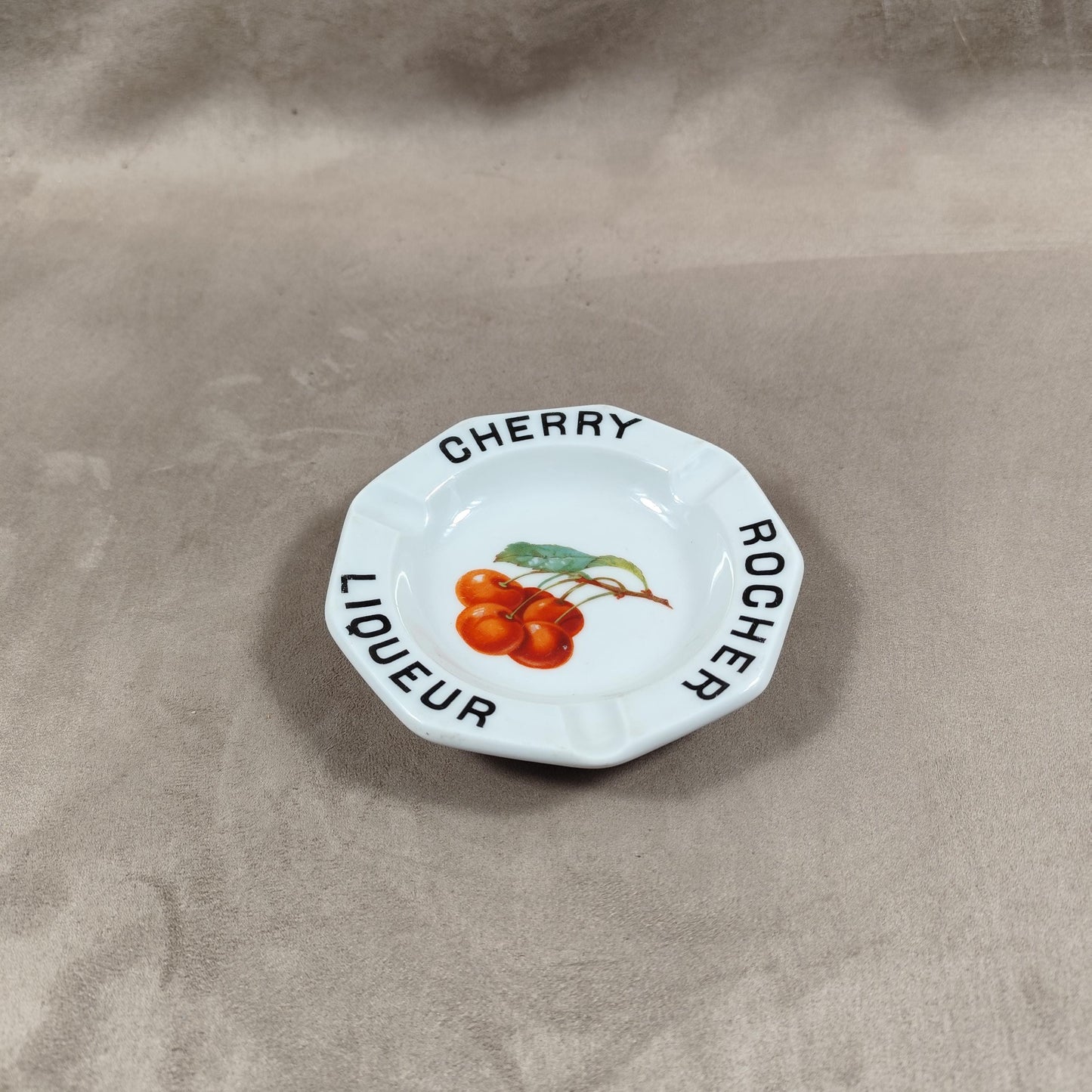 Cendrier publicitaire en porcelaine de Limoges Cherry Rocher Liqueur vintage Made in France