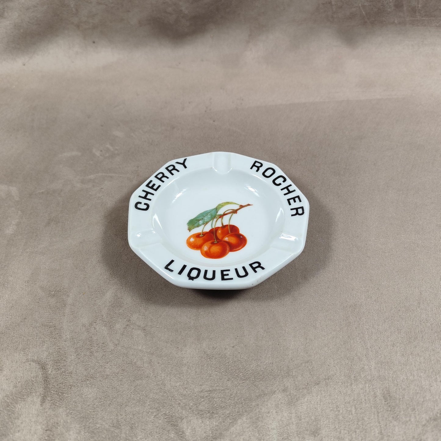 Cendrier publicitaire en porcelaine de Limoges Cherry Rocher Liqueur vintage Made in France