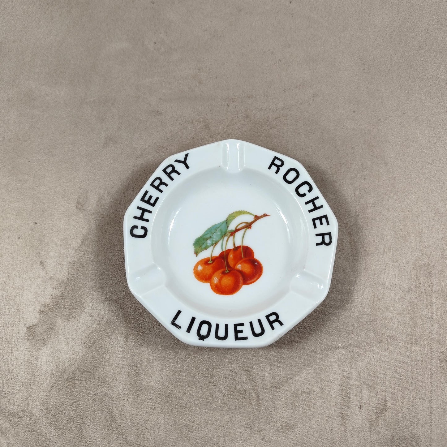 Cendrier publicitaire en porcelaine de Limoges Cherry Rocher Liqueur vintage Made in France
