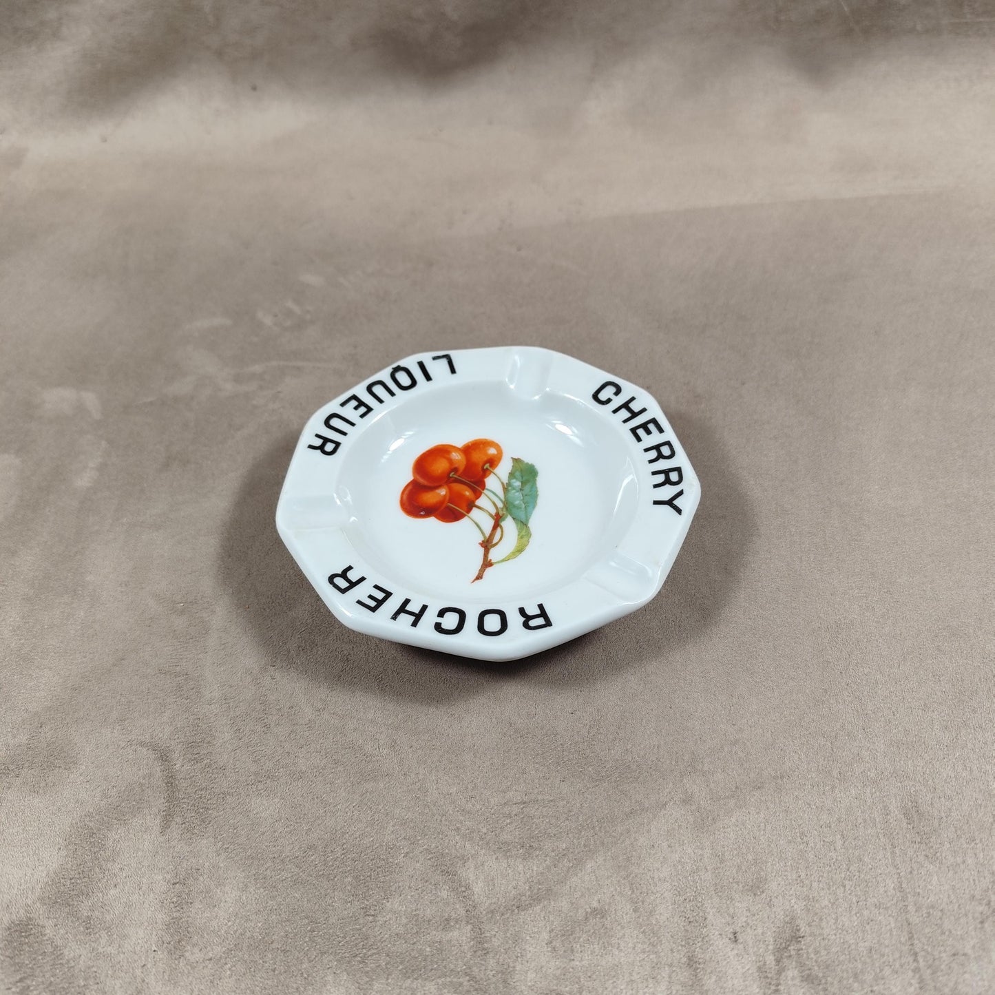 Cendrier publicitaire en porcelaine de Limoges Cherry Rocher Liqueur vintage Made in France