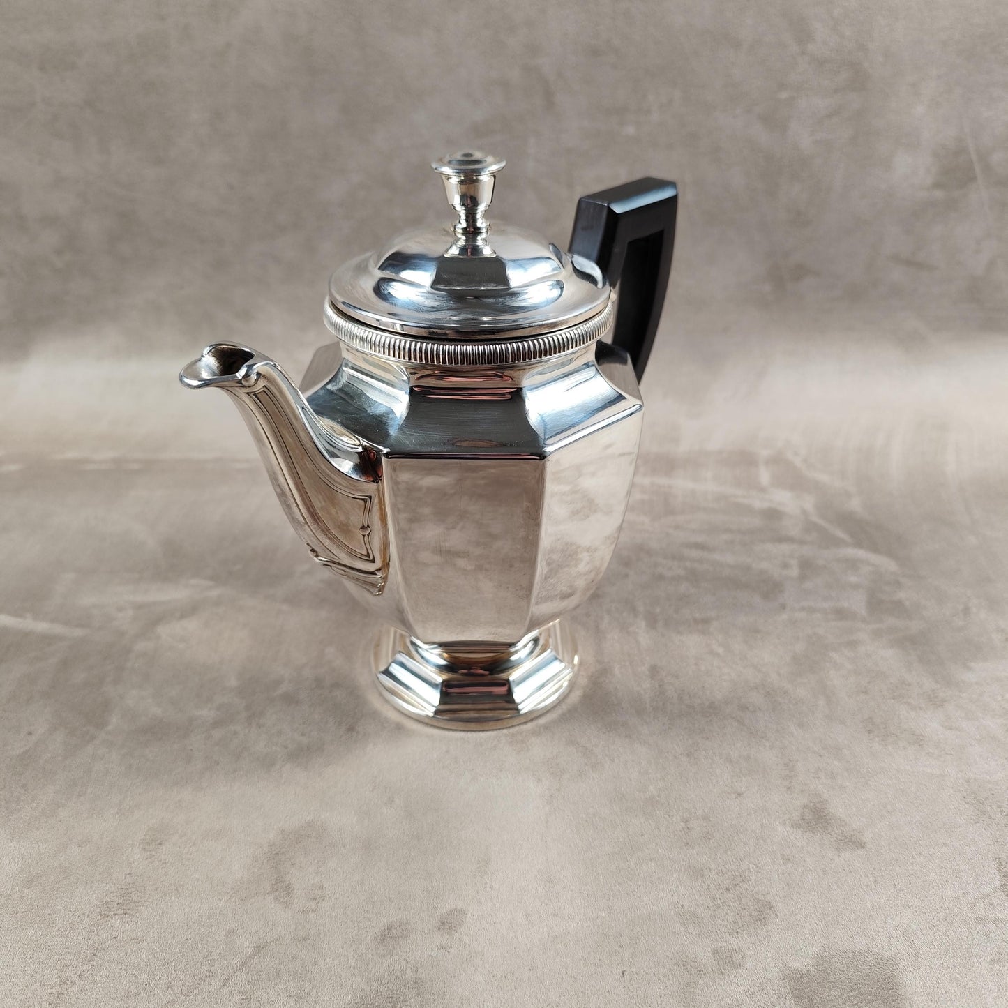 VERY RARE Théière Christofle en métal argenté Art-Déco avec housse tissu anti oxydant Made in France 1980