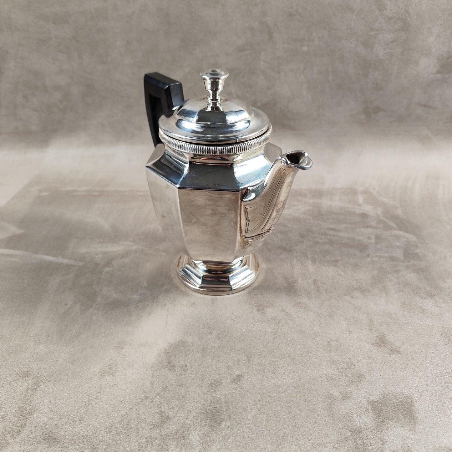 VERY RARE Théière Christofle en métal argenté Art-Déco avec housse tissu anti oxydant Made in France 1980